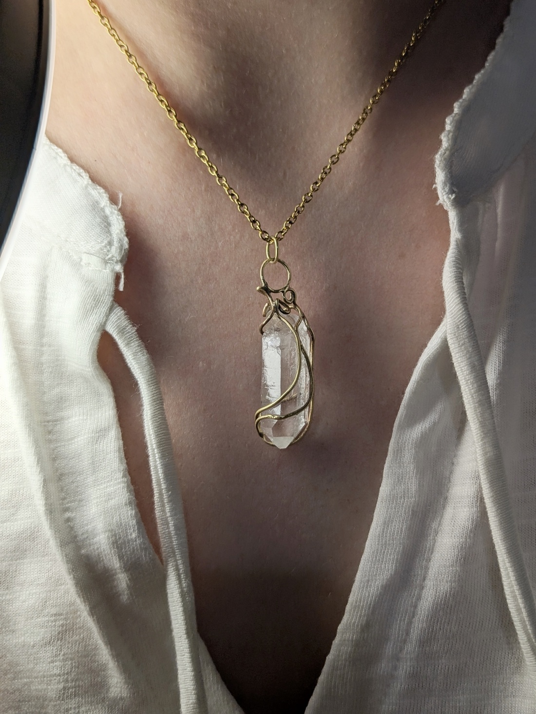 Pandantiv din Alamă și Cuart Alpin Lumen Quartz - bijuterii - coliere - coliere cu pandantive - Artynos.ro Pandantiv din Alamă și Cuart Alpin Lumen Quartz - bijuterii - coliere - coliere cu pandantive - Artynos.ro