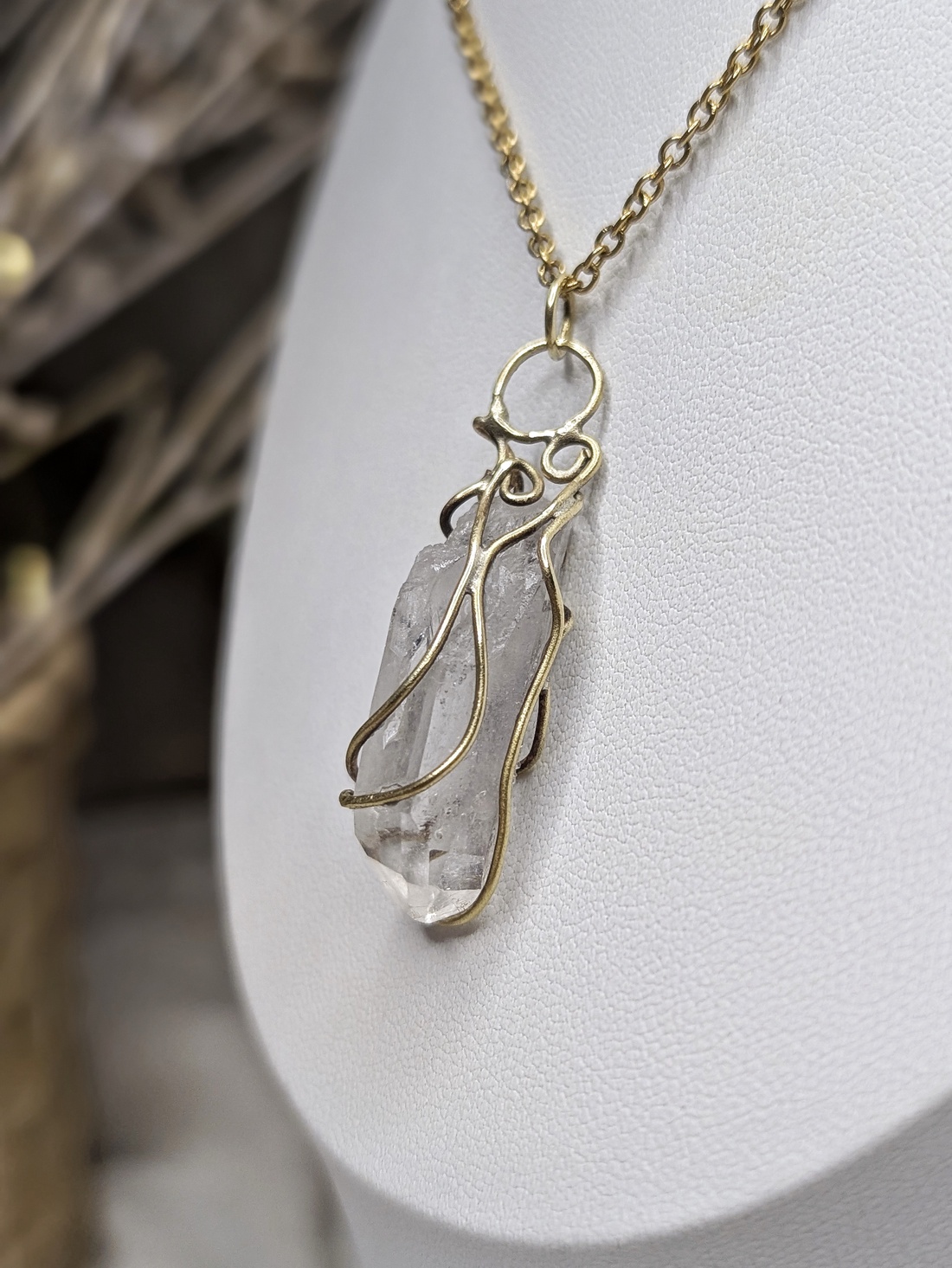 Pandantiv din Alamă și Cuart Alpin Lumen Quartz - bijuterii - coliere - coliere cu pandantive - Artynos.ro Pandantiv din Alamă și Cuart Alpin Lumen Quartz - bijuterii - coliere - coliere cu pandantive - Artynos.ro