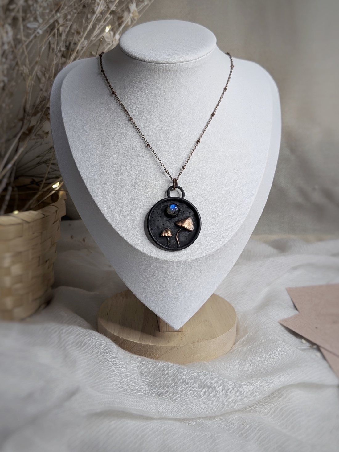 Pandantiv din Cupru cu Labradorit și CiupercuteMooncap Grove - bijuterii - brățări - brățări cu pandantive - Artynos.ro Pandantiv din Cupru cu Labradorit și CiupercuteMooncap Grove - bijuterii - brățări - brățări cu pandantive - Artynos.ro