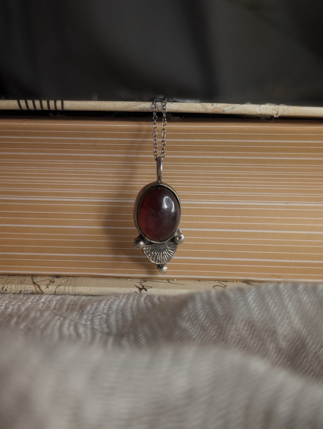 Pandantiv Argint și Granat Hessonit Sun Seed - bijuterii - coliere - coliere cu pandantive - Artynos.ro Pandantiv Argint și Granat Hessonit Sun Seed - bijuterii - coliere - coliere cu pandantive - Artynos.ro