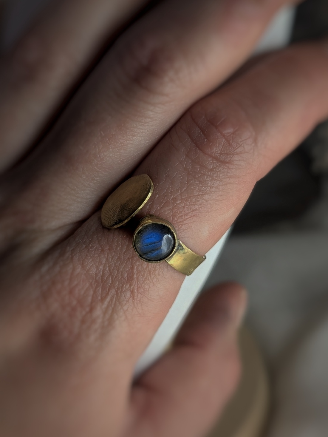 Inel Alamă și Labradorit Blue Ember - bijuterii - inele - inele de piatră - Artynos.ro Inel Alamă și Labradorit Blue Ember - bijuterii - inele - inele de piatră - Artynos.ro
