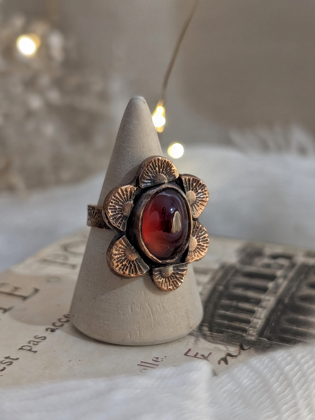 Inel din Cupru și Granat Hessonit Ember Bloom - bijuterii - inele - inele de piatră - Artynos.ro Inel din Cupru și Granat Hessonit Ember Bloom - bijuterii - inele - inele de piatră - Artynos.ro