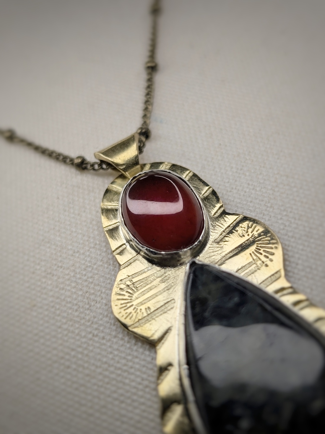 Pandantiv din Alama cu Granat Hessonit și EpidotSunborne Relic - bijuterii - coliere - coliere cu pandantive - Artynos.ro Pandantiv din Alama cu Granat Hessonit și EpidotSunborne Relic - bijuterii - coliere - coliere cu pandantive - Artynos.ro