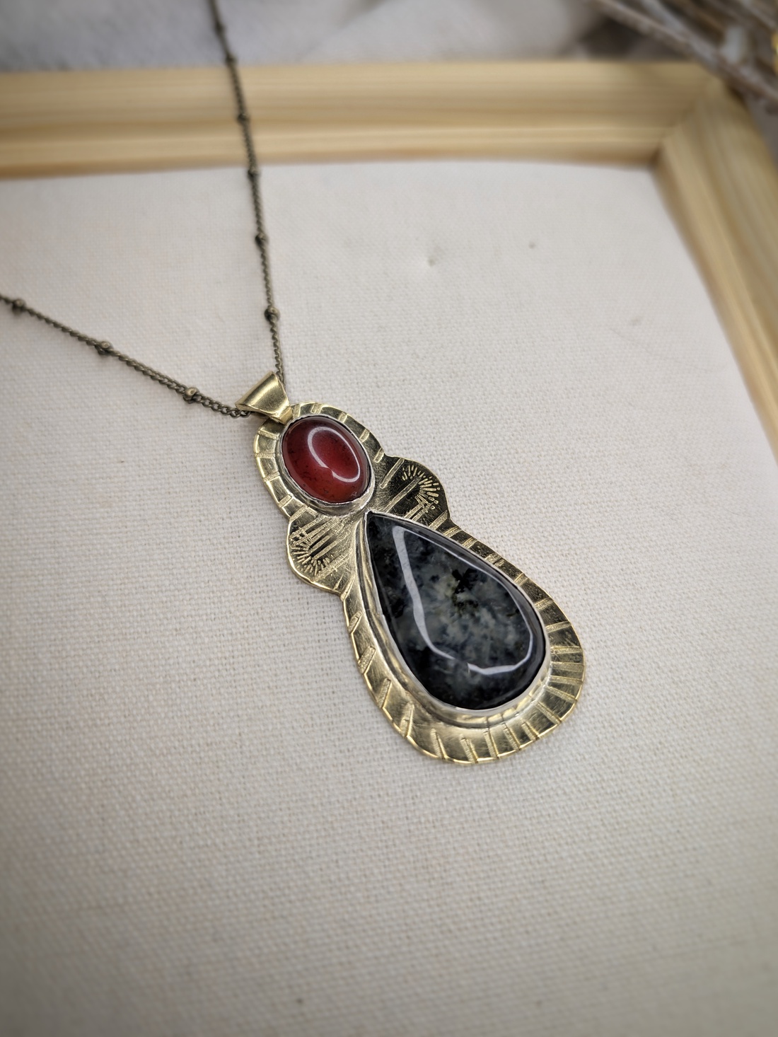 Pandantiv din Alama cu Granat Hessonit și EpidotSunborne Relic - bijuterii - coliere - coliere cu pandantive - Artynos.ro Pandantiv din Alama cu Granat Hessonit și EpidotSunborne Relic - bijuterii - coliere - coliere cu pandantive - Artynos.ro