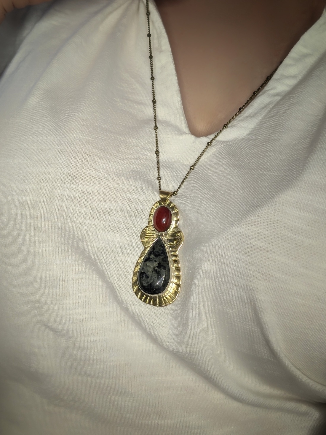 Pandantiv din Alama cu Granat Hessonit și EpidotSunborne Relic - bijuterii - coliere - coliere cu pandantive - Artynos.ro Pandantiv din Alama cu Granat Hessonit și EpidotSunborne Relic - bijuterii - coliere - coliere cu pandantive - Artynos.ro