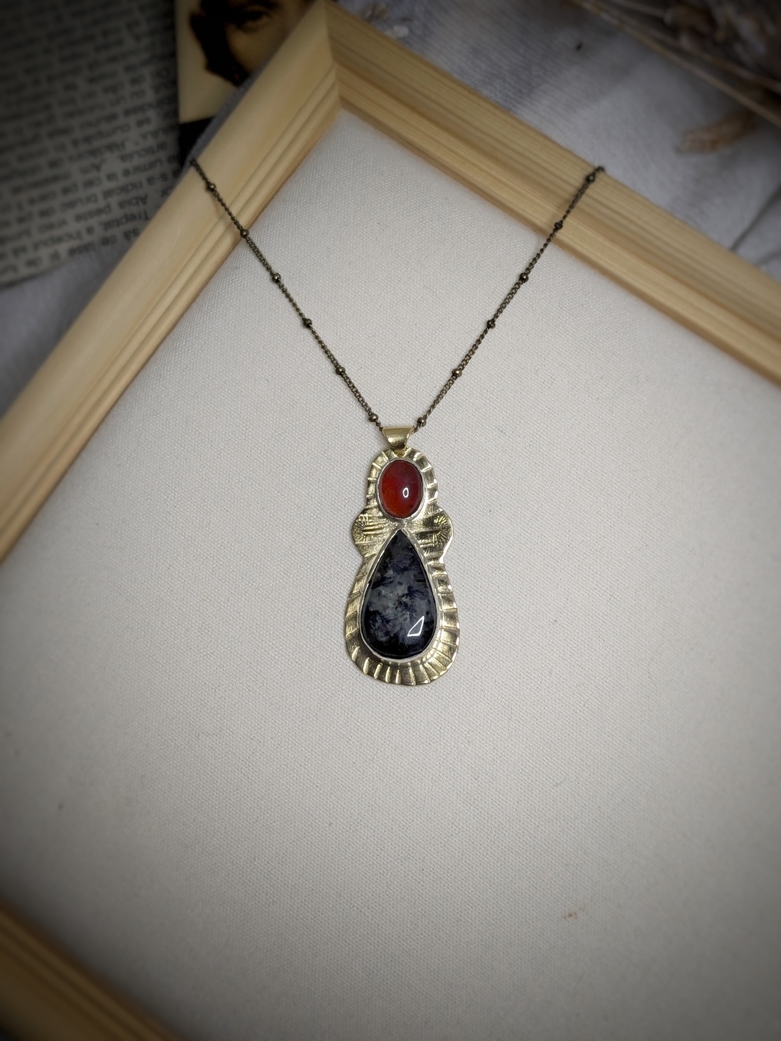 Pandantiv din Alama cu Granat Hessonit și EpidotSunborne Relic - bijuterii - coliere - coliere cu pandantive - Artynos.ro Pandantiv din Alama cu Granat Hessonit și EpidotSunborne Relic - bijuterii - coliere - coliere cu pandantive - Artynos.ro