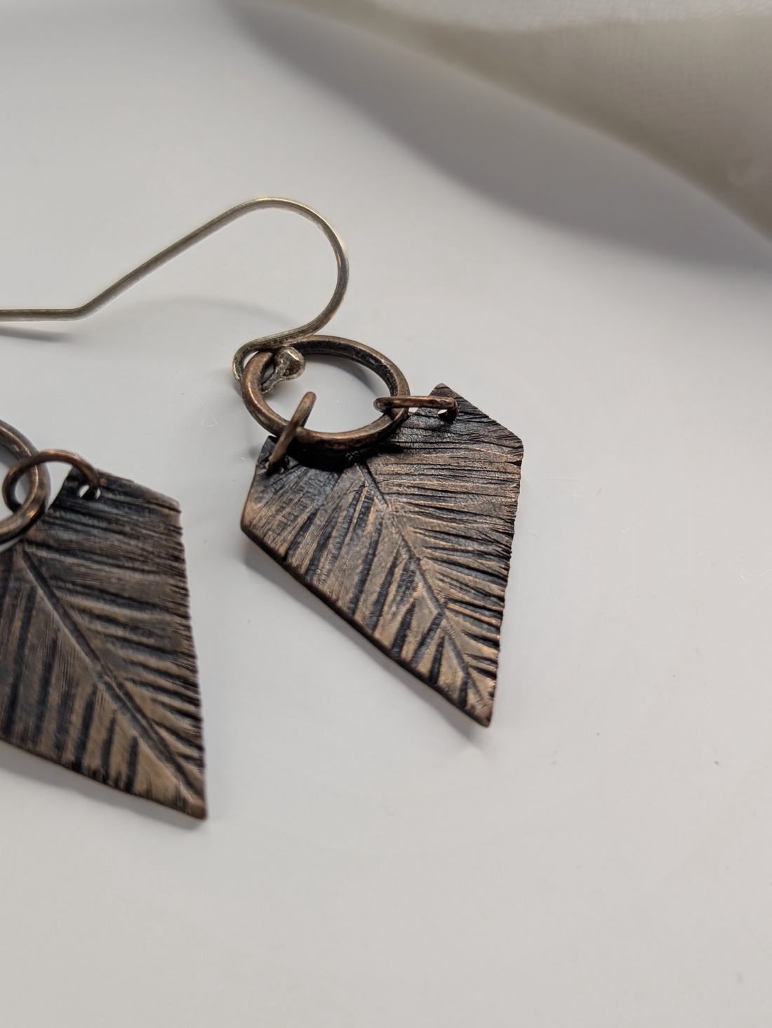Cercei din Cupru și Argint Copper Leaf - bijuterii - cercei - cercei agățați - Artynos.ro Cercei din Cupru și Argint Copper Leaf - bijuterii - cercei - cercei agățați - Artynos.ro