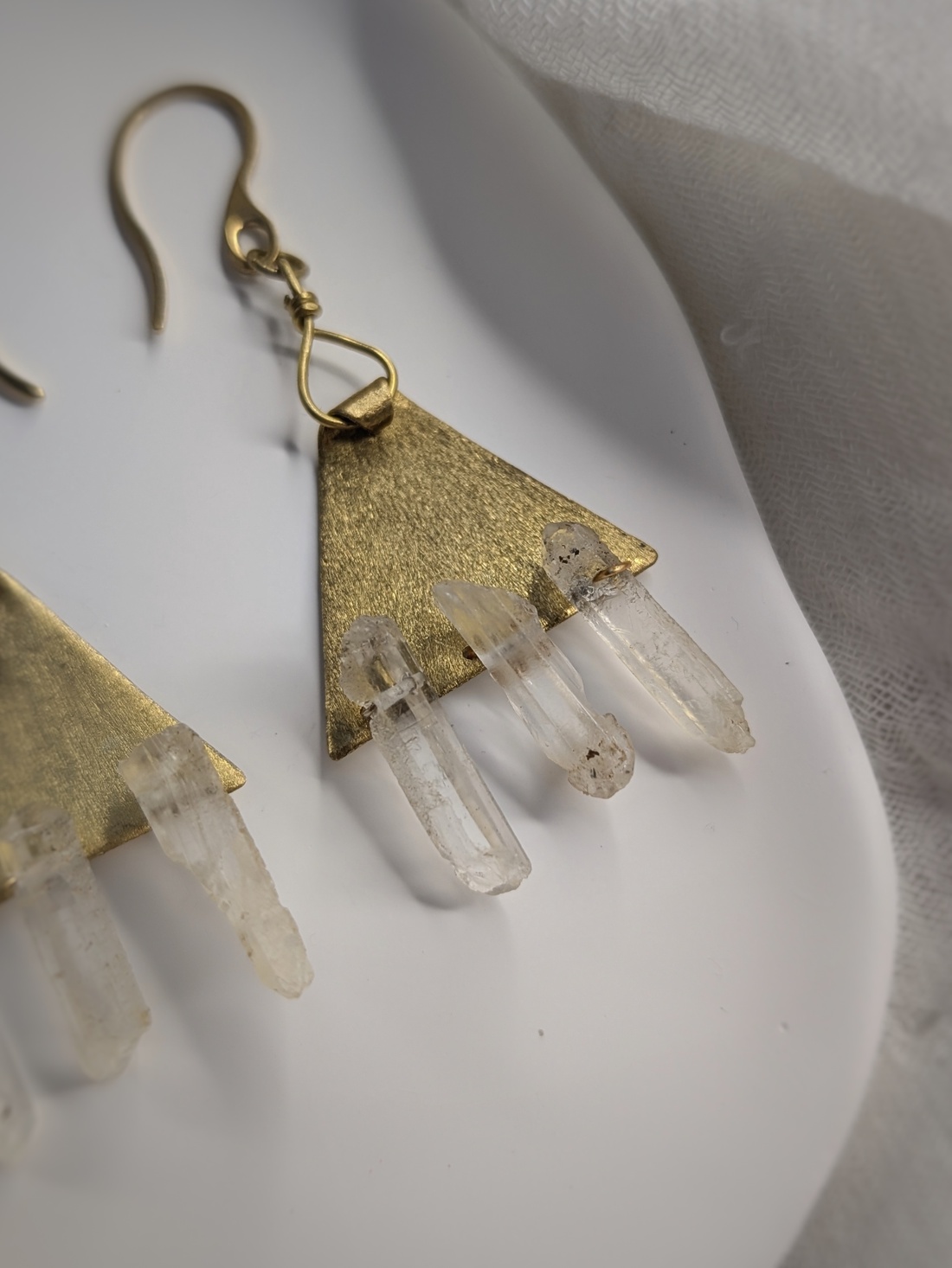 Cercei din Alama și Cuart Transparent Solar Talisman - bijuterii - cercei - cercei agățați - Artynos.ro Cercei din Alama și Cuart Transparent Solar Talisman - bijuterii - cercei - cercei agățați - Artynos.ro