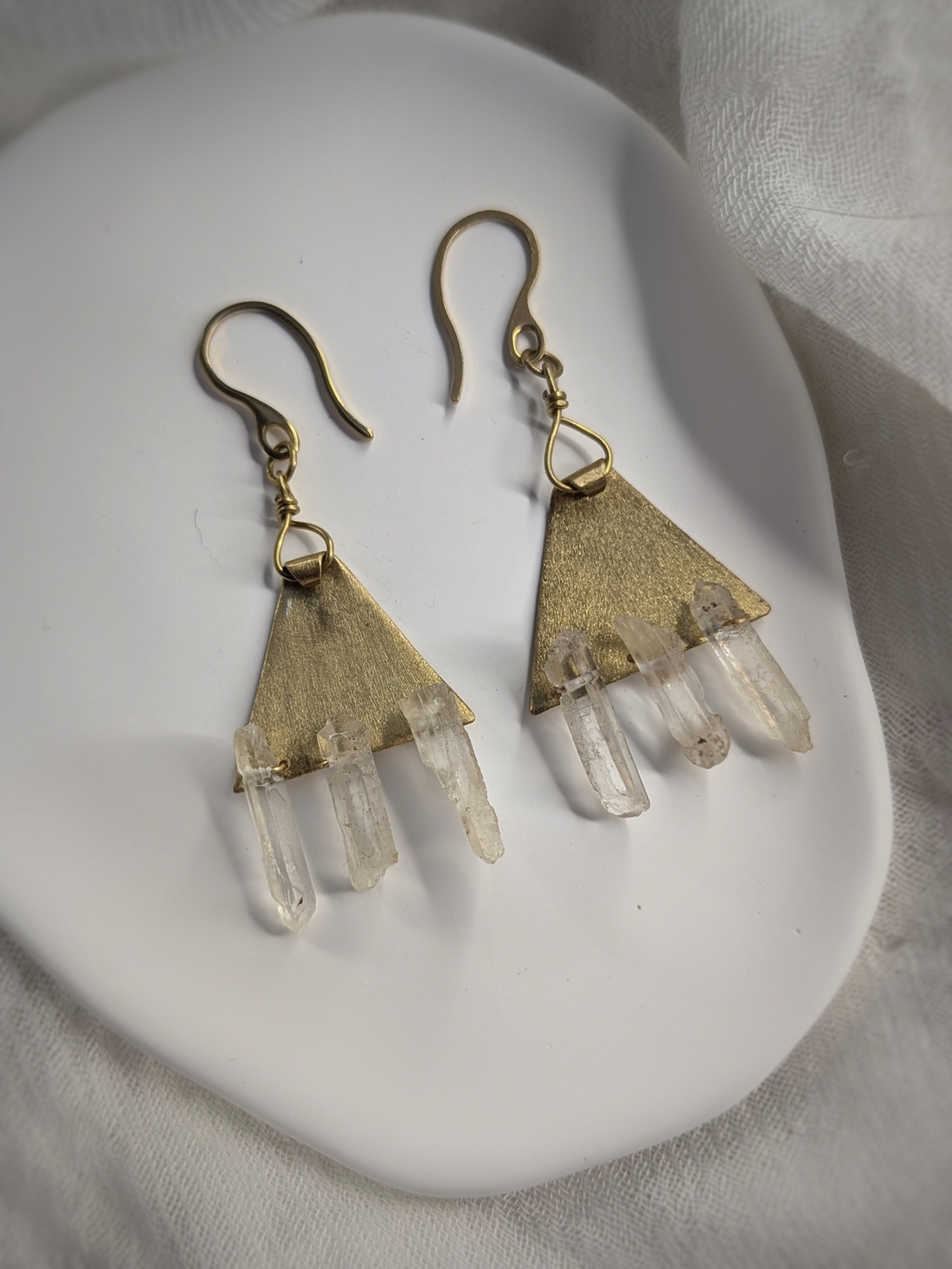 Cercei din Alama și Cuart Transparent Solar Talisman - bijuterii - cercei - cercei agățați - Artynos.ro Cercei din Alama și Cuart Transparent Solar Talisman - bijuterii - cercei - cercei agățați - Artynos.ro