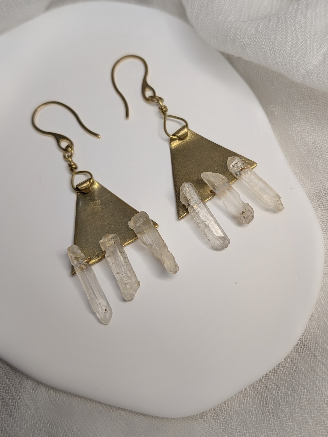 Cercei din Alama și Cuart Transparent Solar Talisman - bijuterii - cercei - cercei agățați - Artynos.ro Cercei din Alama și Cuart Transparent Solar Talisman - bijuterii - cercei - cercei agățați - Artynos.ro