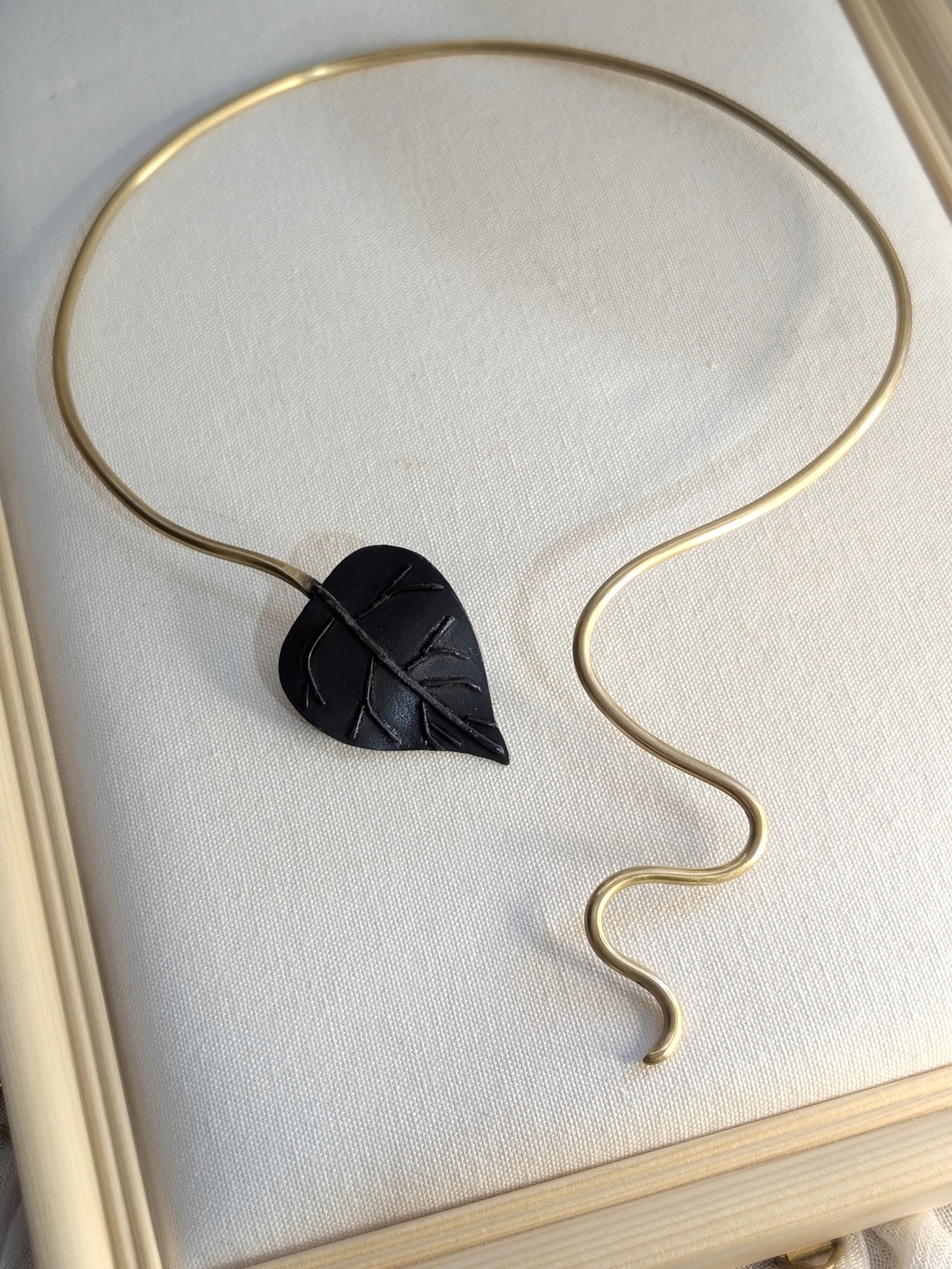Colier Alam și Cupru 'Shadow Leaf' - bijuterii - coliere - coliere statement - Artynos.ro