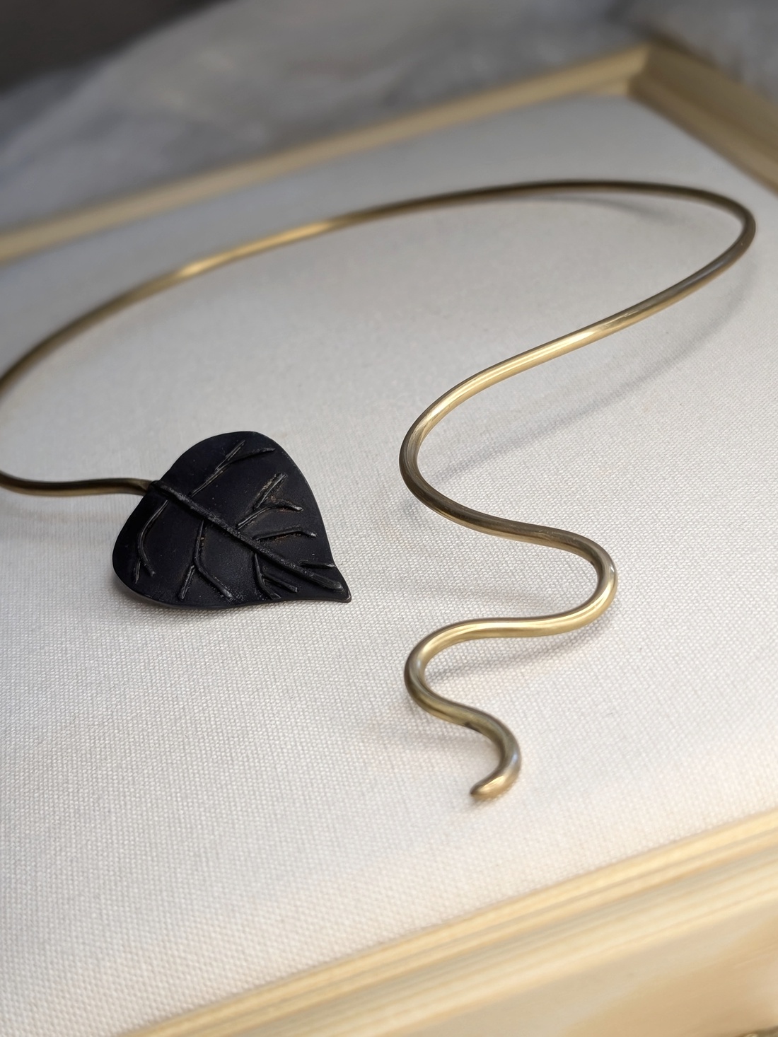 Colier Alam și Cupru 'Shadow Leaf' - bijuterii - coliere - coliere statement - Artynos.ro