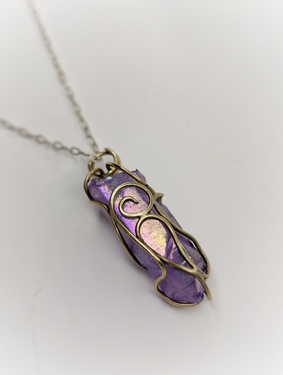 Pandantiv din Alama cu Angel Aura Quartz 'Mist' - bijuterii - coliere - coliere cu pandantive - Artynos.ro Pandantiv din Alama cu Angel Aura Quartz 'Mist' - bijuterii - coliere - coliere cu pandantive - Artynos.ro