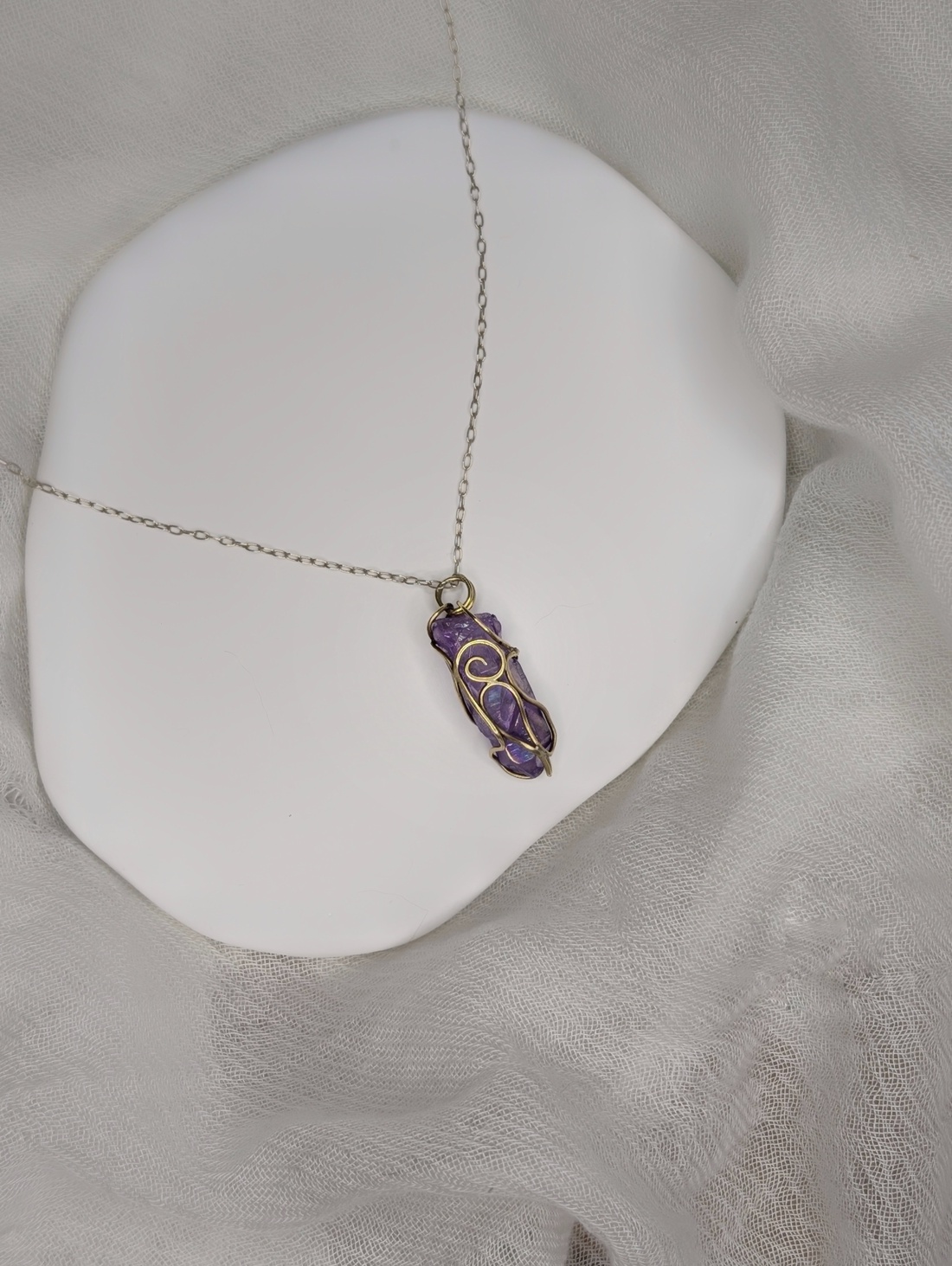 Pandantiv din Alama cu Angel Aura Quartz 'Mist' - bijuterii - coliere - coliere cu pandantive - Artynos.ro Pandantiv din Alama cu Angel Aura Quartz 'Mist' - bijuterii - coliere - coliere cu pandantive - Artynos.ro