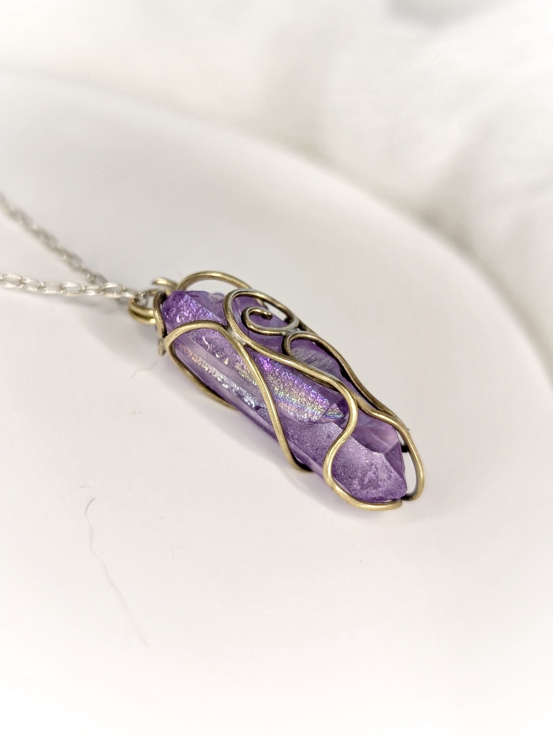 Pandantiv din Alama cu Angel Aura Quartz 'Mist' - bijuterii - coliere - coliere cu pandantive - Artynos.ro Pandantiv din Alama cu Angel Aura Quartz 'Mist' - bijuterii - coliere - coliere cu pandantive - Artynos.ro