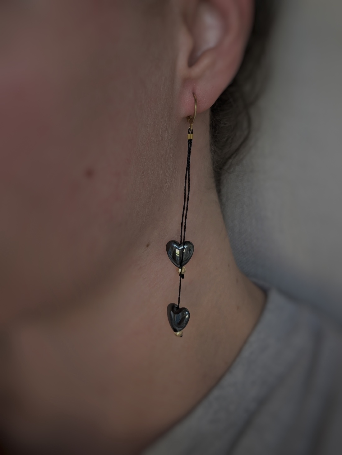 Cercei lungi cu inimi din hematit și inox Heartstrings - bijuterii - cercei - cercei agățați - Artynos.ro