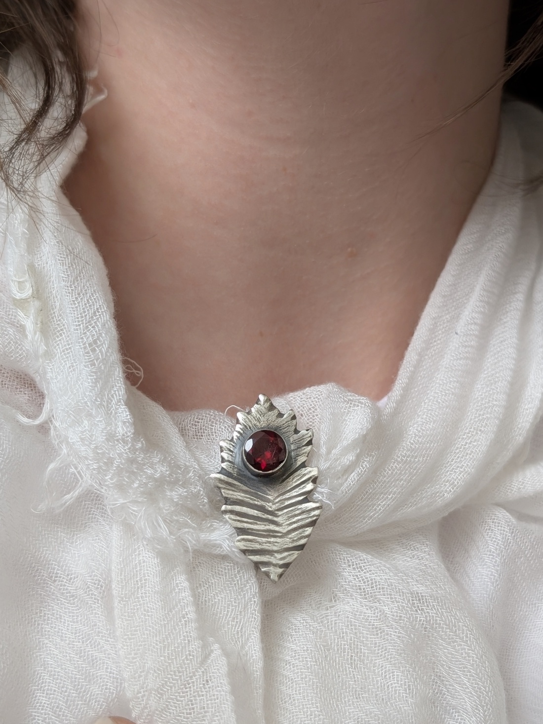 Broșă din argint cu Granat Fatetat 'Leaf of Fire' - accessorii și unelte - broșă, cerc, încuietoare - Artynos.ro