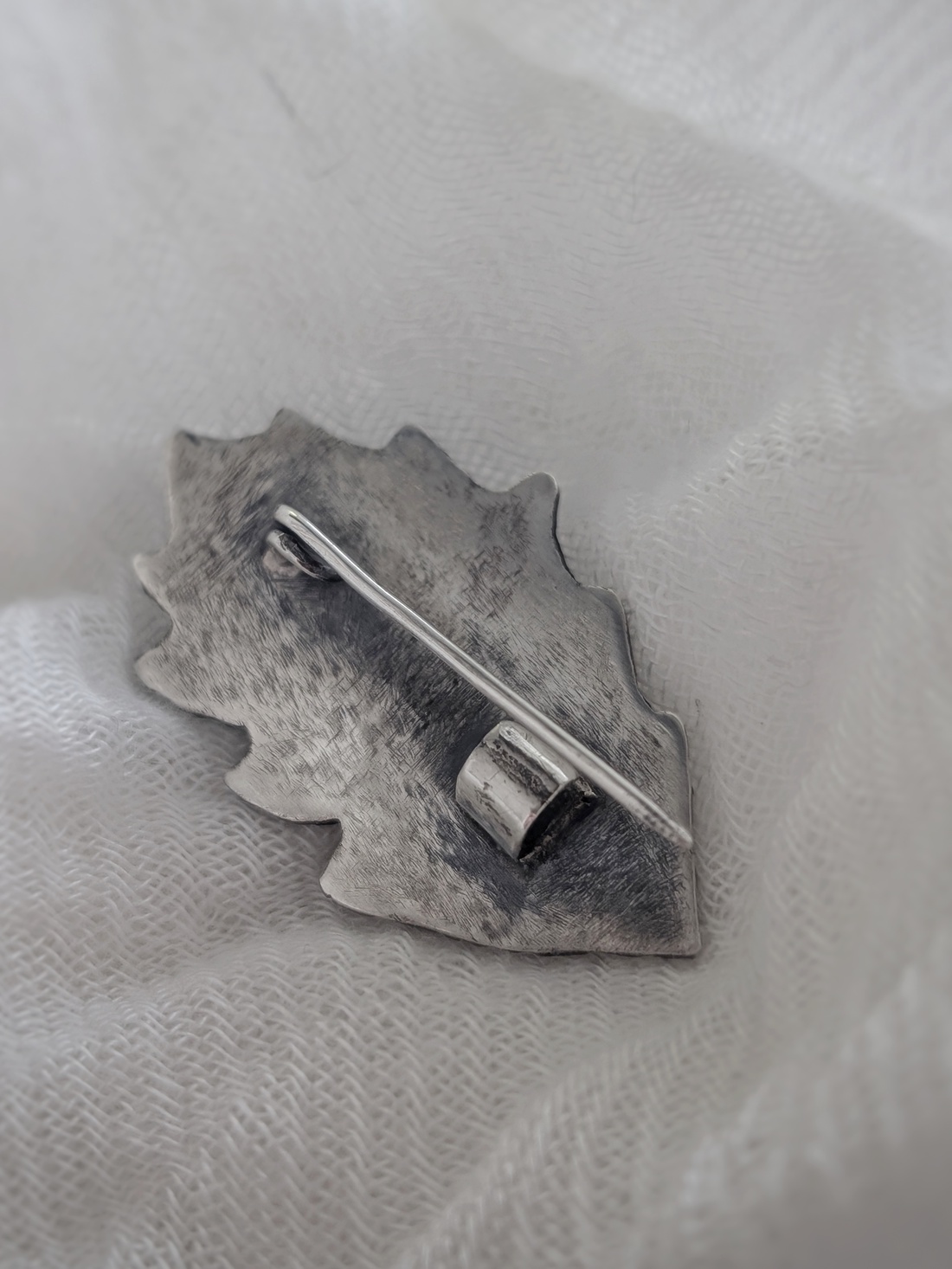Broșă din argint cu Granat Fatetat 'Leaf of Fire' - accessorii și unelte - broșă, cerc, încuietoare - Artynos.ro