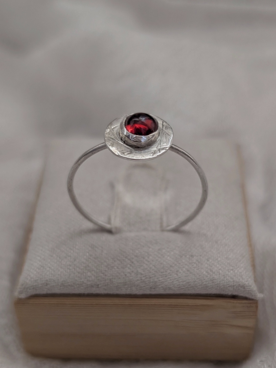 Inel din Argint cu piatra de Granat 'Zephyr' -  - Artynos.ro