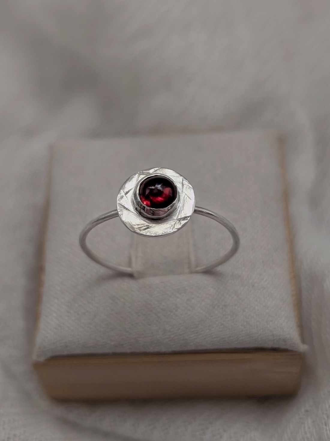 Inel din Argint cu piatra de Granat 'Zephyr' -  - Artynos.ro