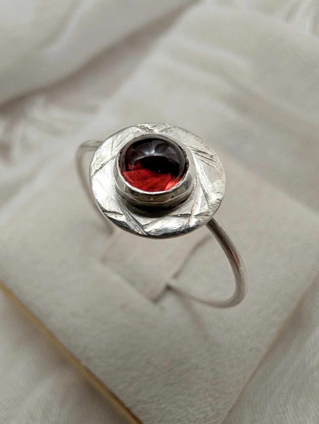 Inel din Argint cu piatra de Granat 'Zephyr' -  - Artynos.ro