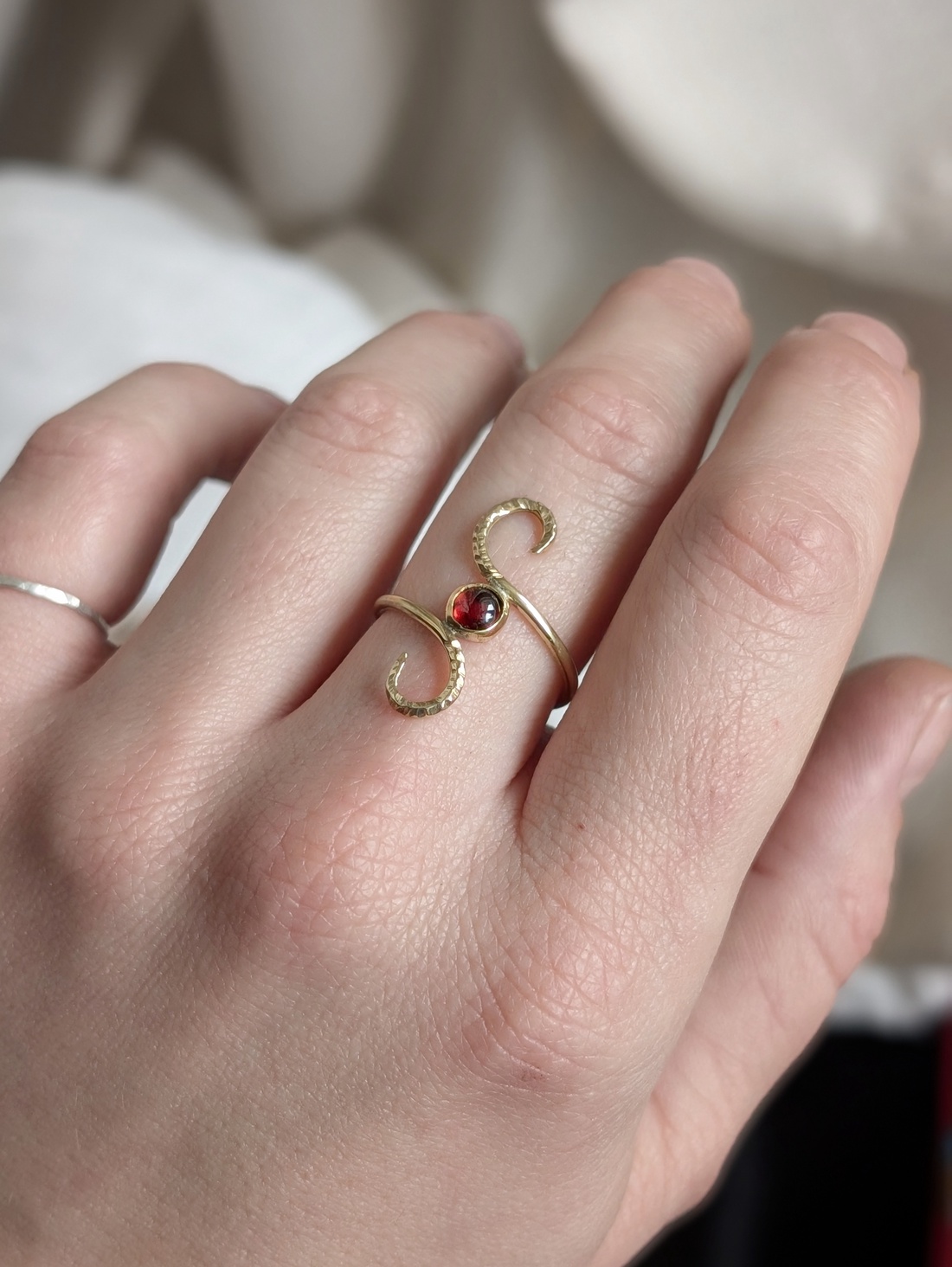 Inel din alama cu granat  - bijuterii - inele - inele cu pietre semiprețioase - Artynos.ro