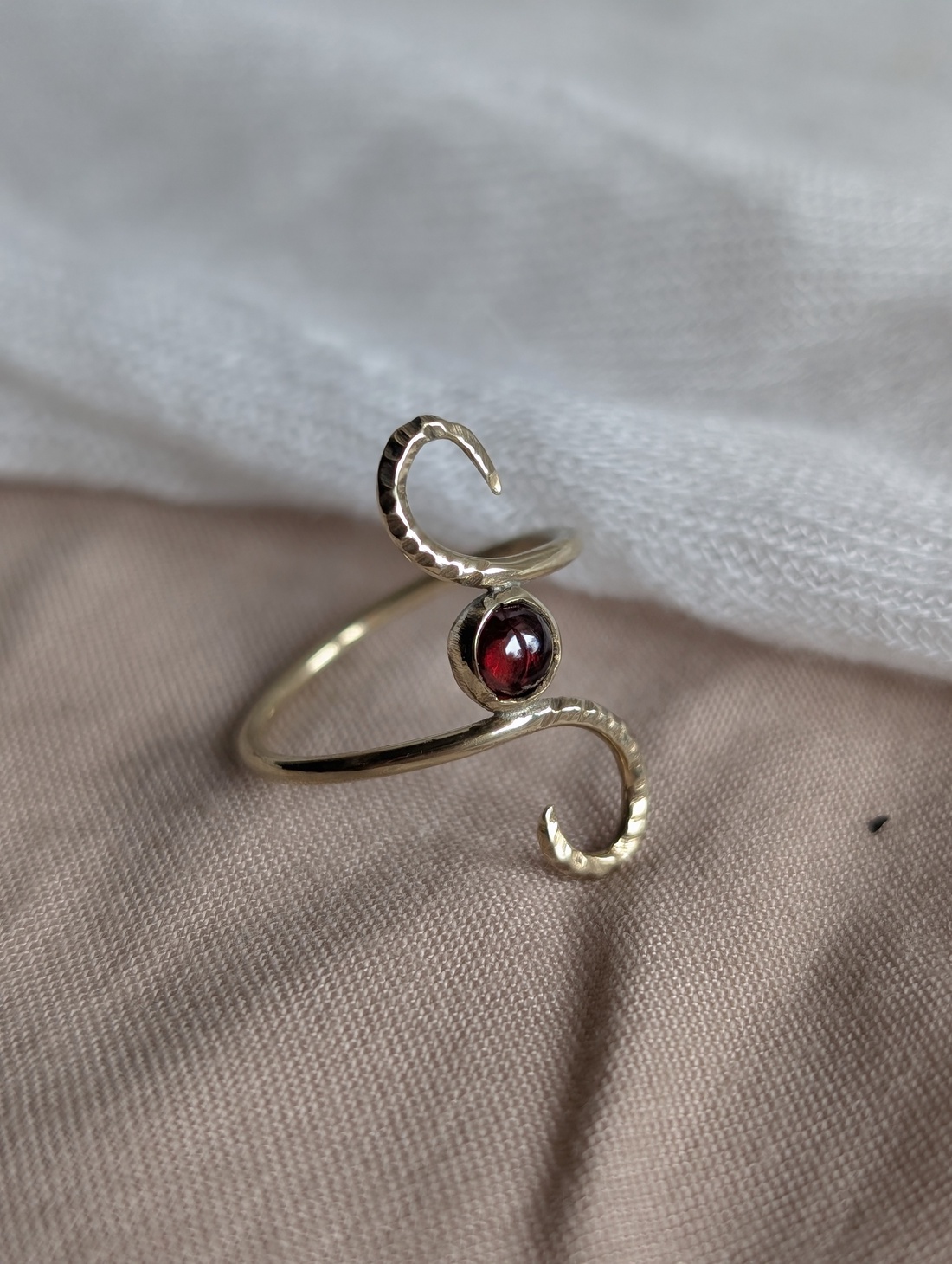 Inel din alama cu granat  - bijuterii - inele - inele cu pietre semiprețioase - Artynos.ro