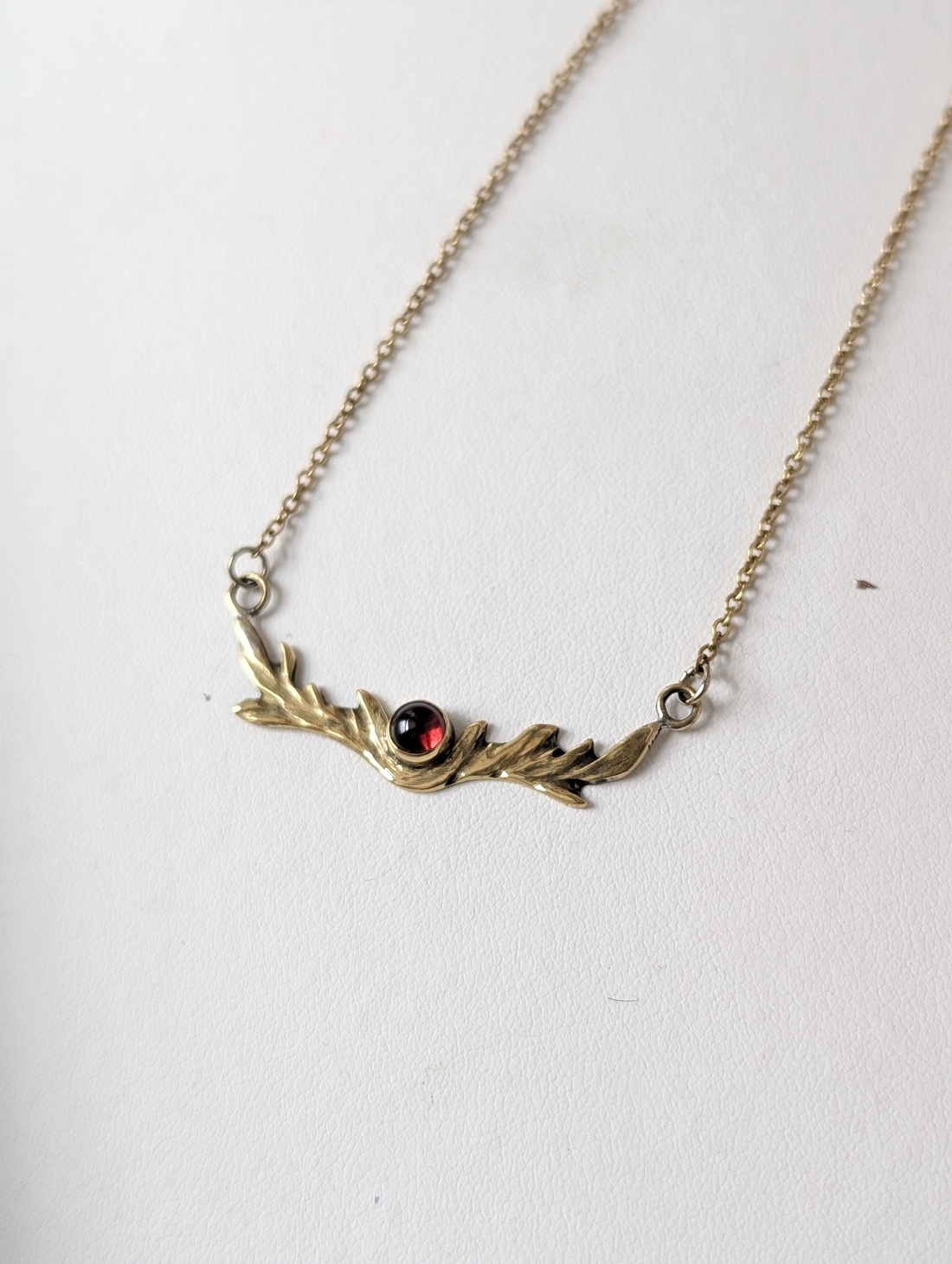 Pandantiv din alama cu piatra de granat  - bijuterii - coliere - coliere cu pandative - Artynos.ro