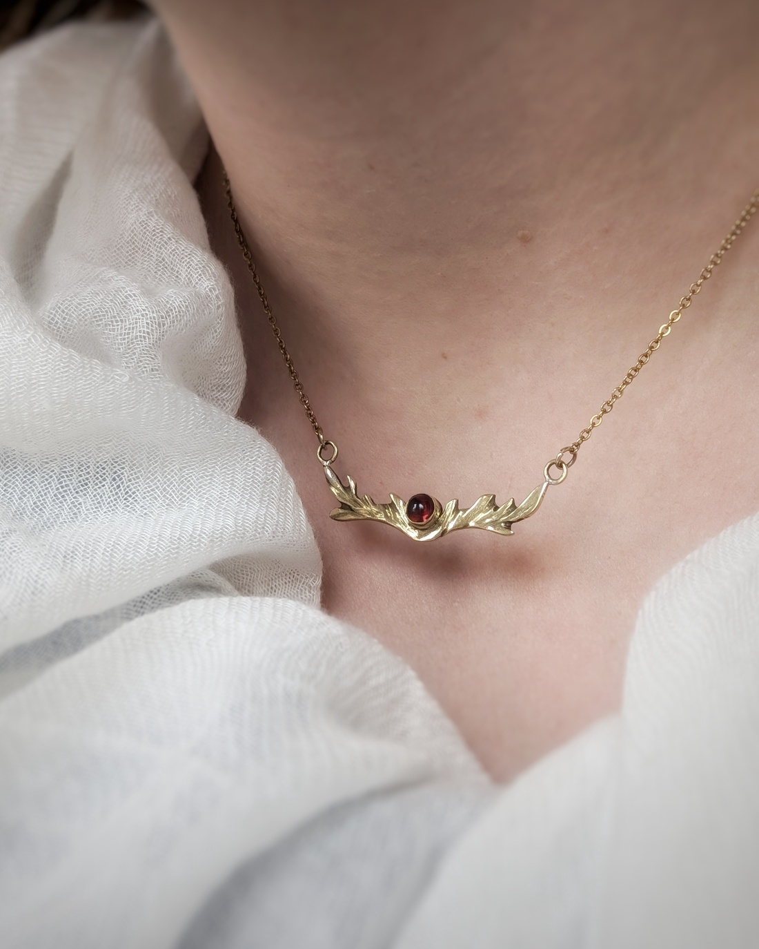 Pandantiv din alama cu piatra de granat  - bijuterii - coliere - coliere cu pandative - Artynos.ro