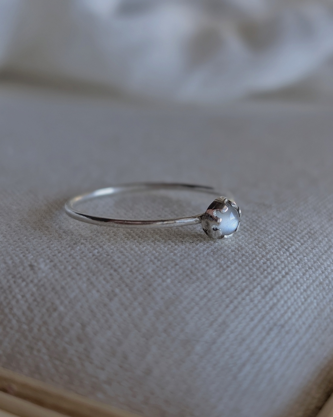 Inel Minimalist din Argint cu Piatra lunii alba Lunar Seed  - bijuterii - inele - inele cu pietre semiprețioase - Artynos.ro