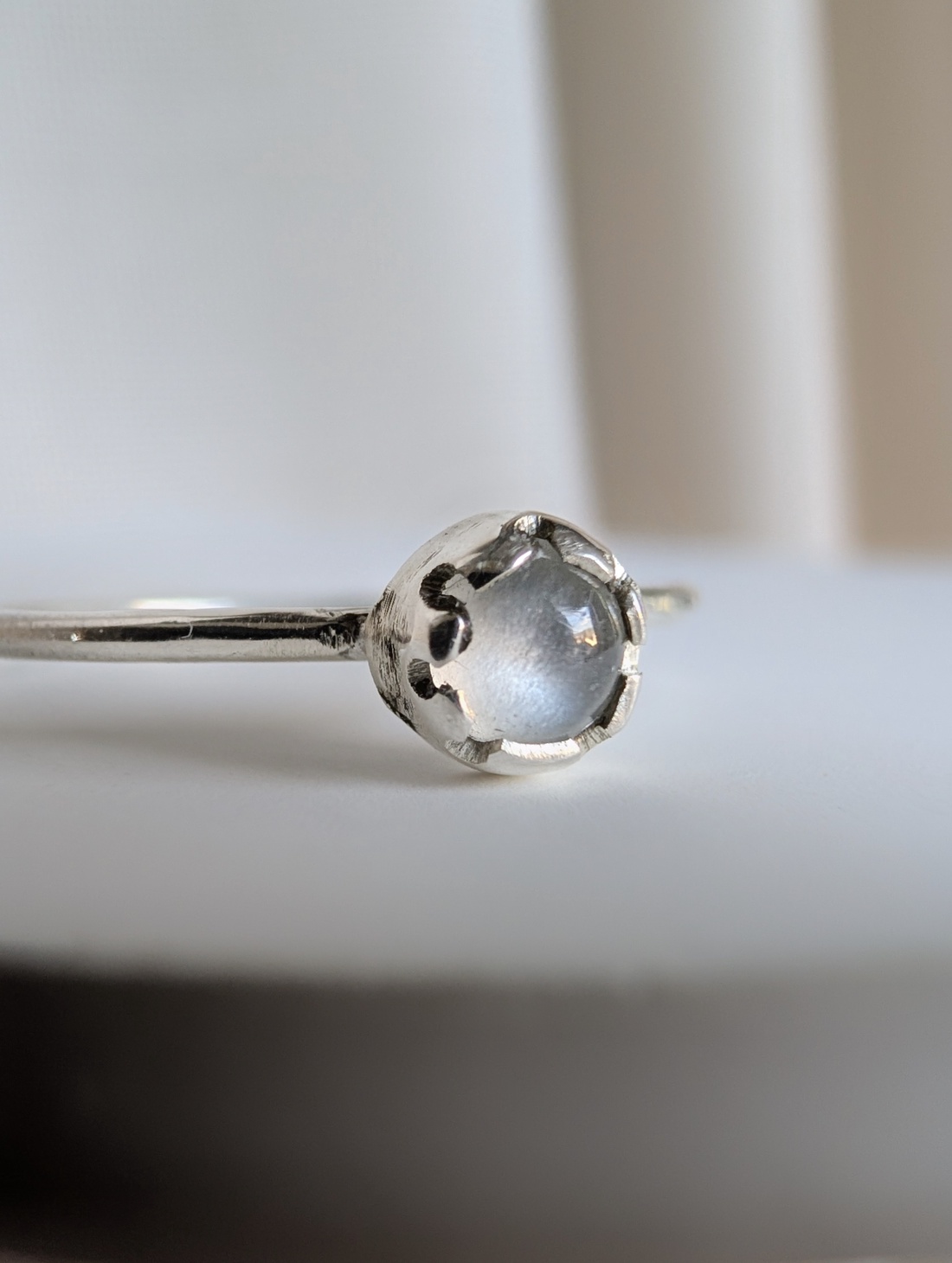 Inel Minimalist din Argint cu Piatra lunii alba Lunar Seed  - bijuterii - inele - inele cu pietre semiprețioase - Artynos.ro