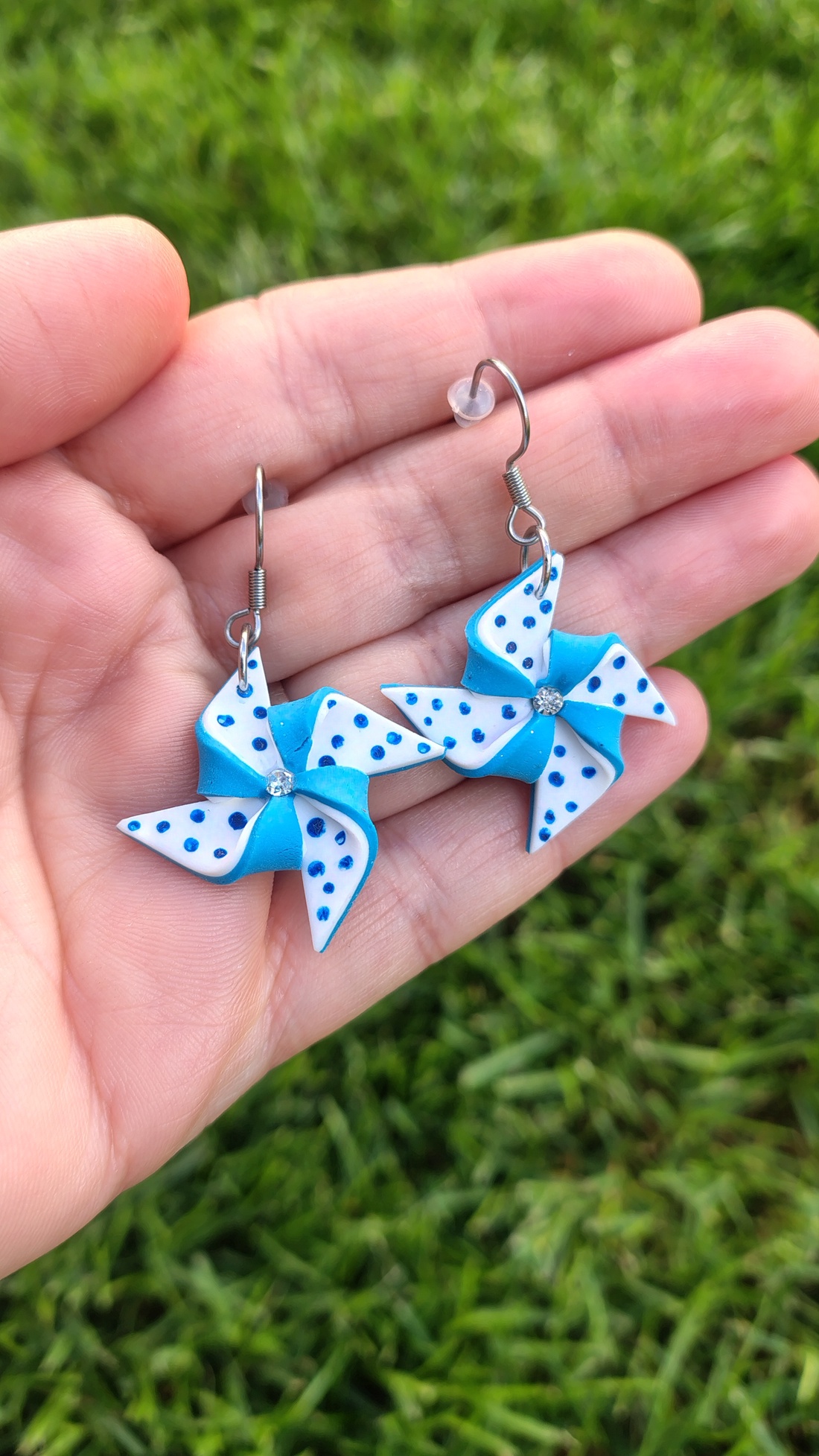 Cercei elice din lut polimeric -design modern handmade - bijuterii - cercei - cercei cu figurine - Artynos.ro