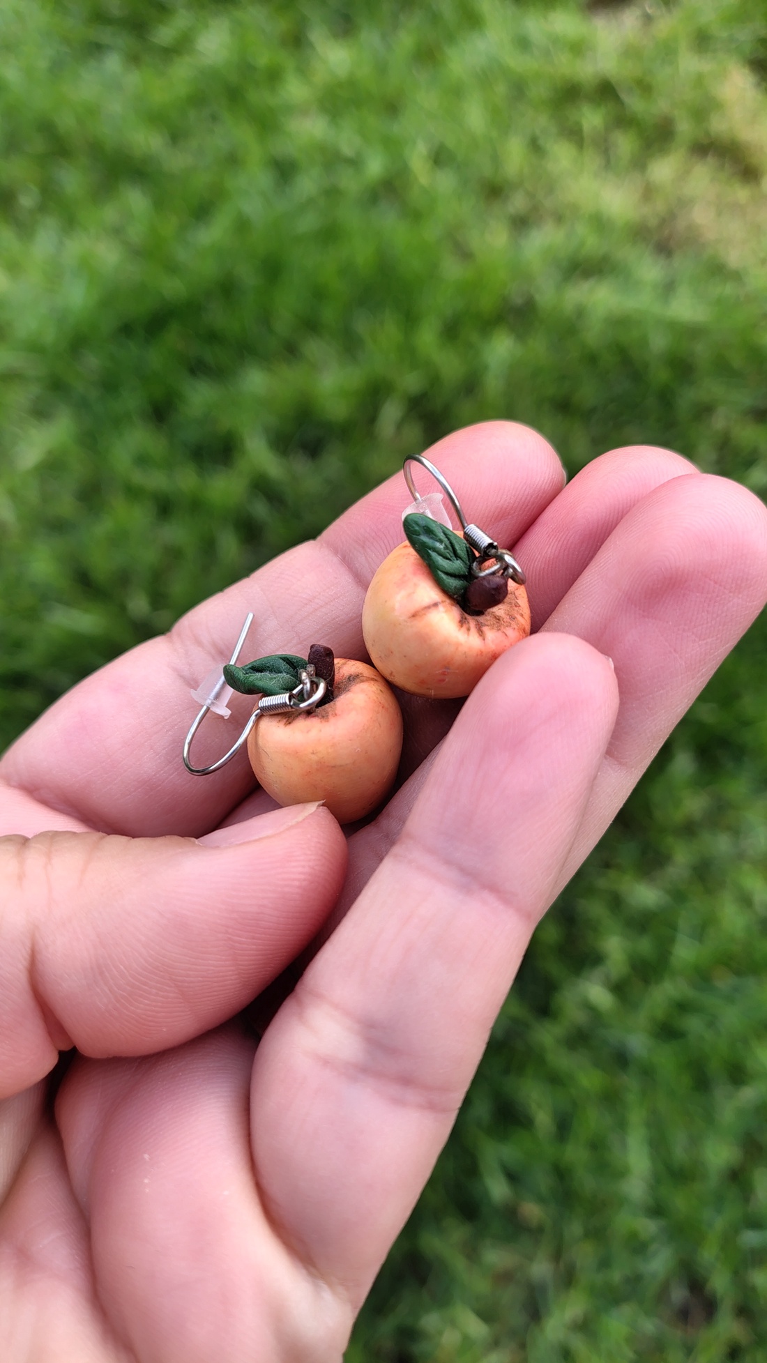 Cercei măr din lut polimeric � handmade jucăuș - bijuterii - cercei - cercei cu figurine - Artynos.ro