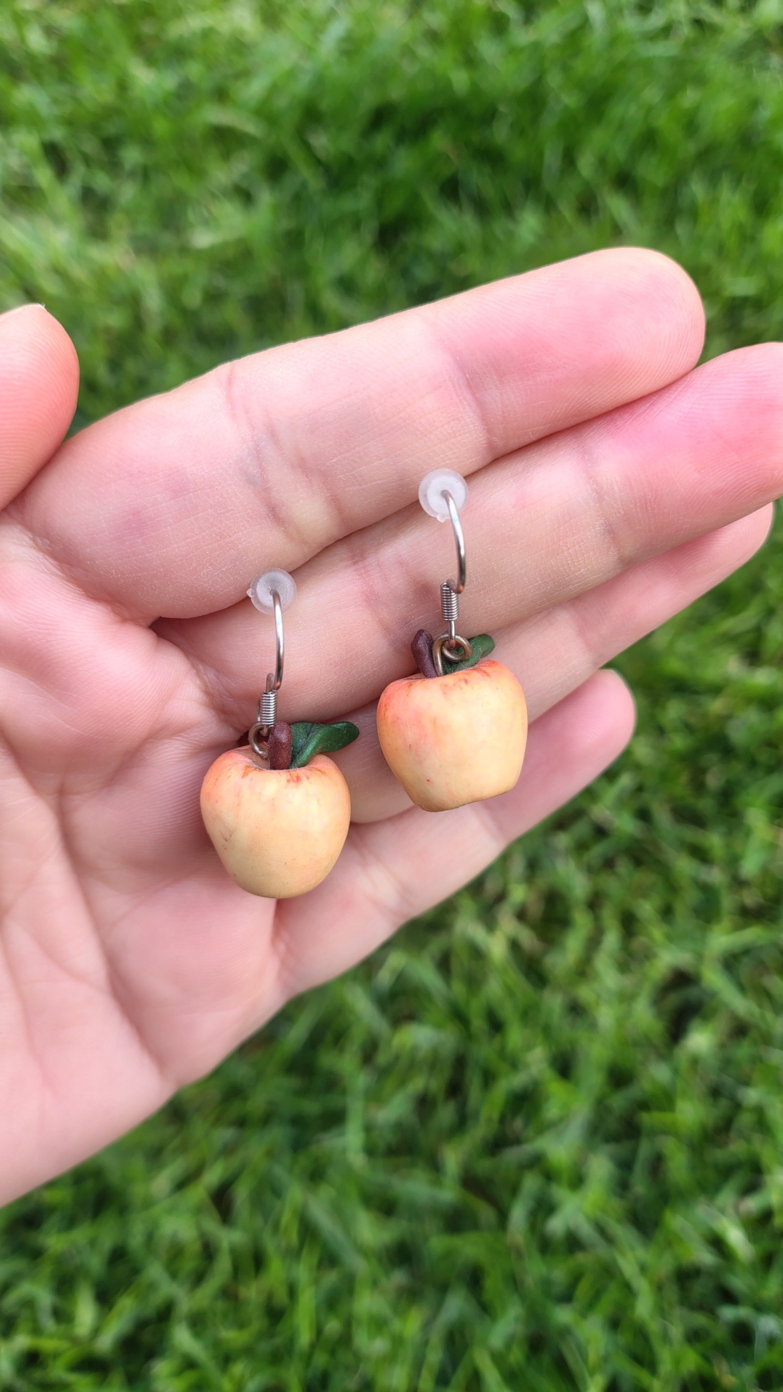 Cercei măr din lut polimeric � handmade jucăuș - bijuterii - cercei - cercei cu figurine - Artynos.ro