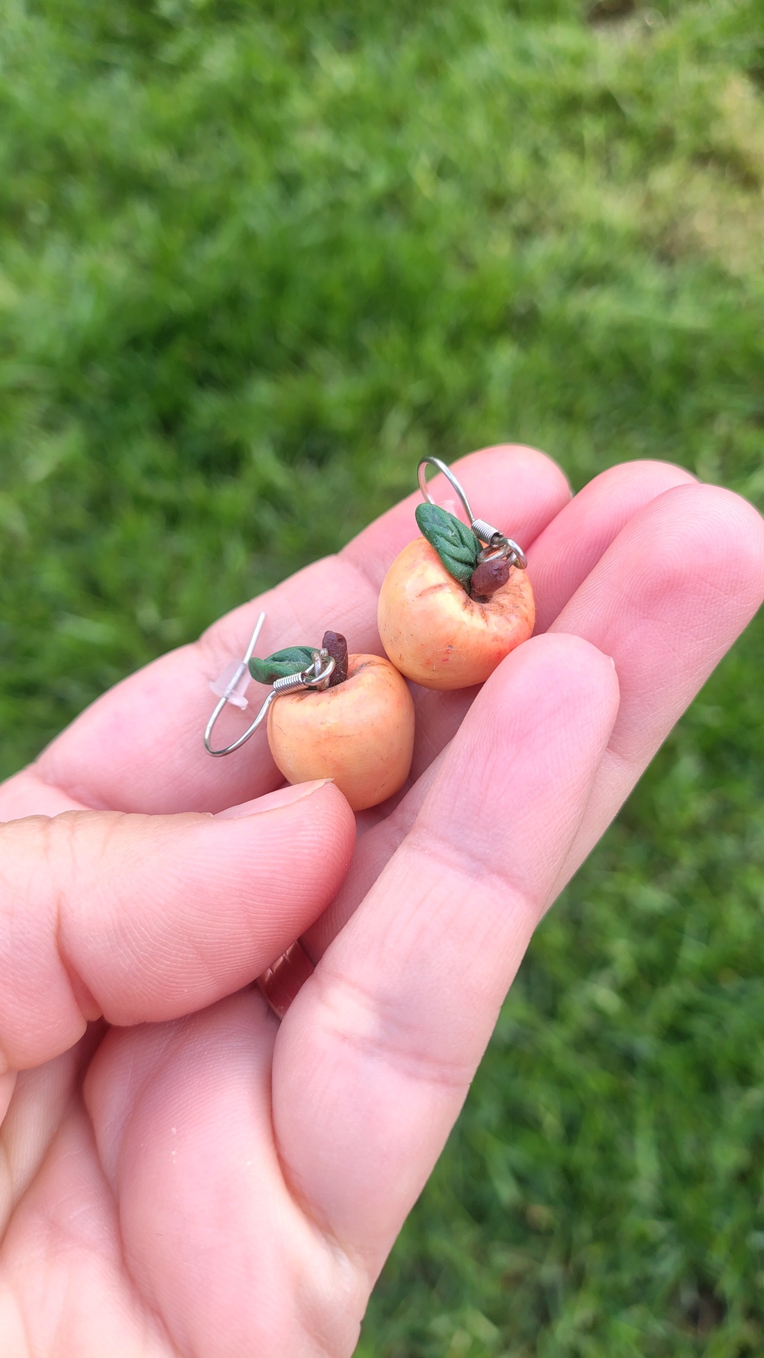 Cercei măr din lut polimeric � handmade jucăuș - bijuterii - cercei - cercei cu figurine - Artynos.ro