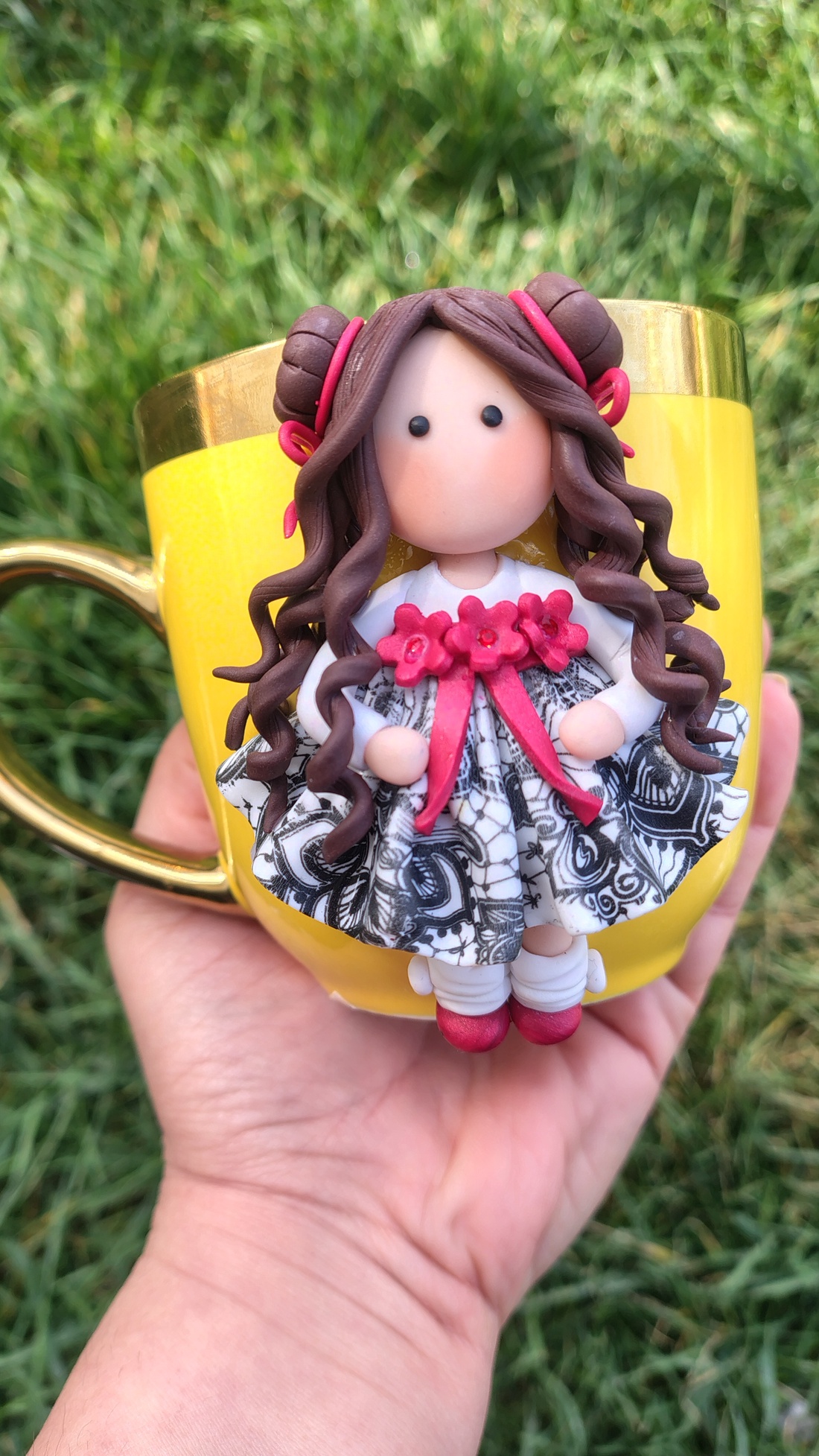 Cană fetiță cu două codițe � detaliu handmade din lut polimeric - casă & stil de viață - decorațiuni de casă - decorațiuni de pereți - capcană de vise - Artynos.ro