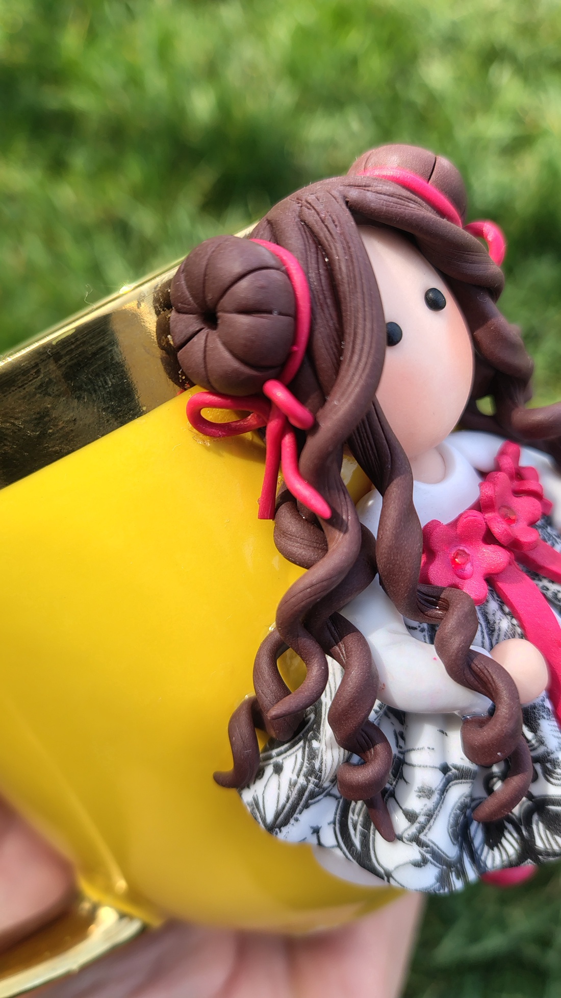 Cană fetiță cu două codițe � detaliu handmade din lut polimeric - casă & stil de viață - decorațiuni de casă - decorațiuni de pereți - capcană de vise - Artynos.ro