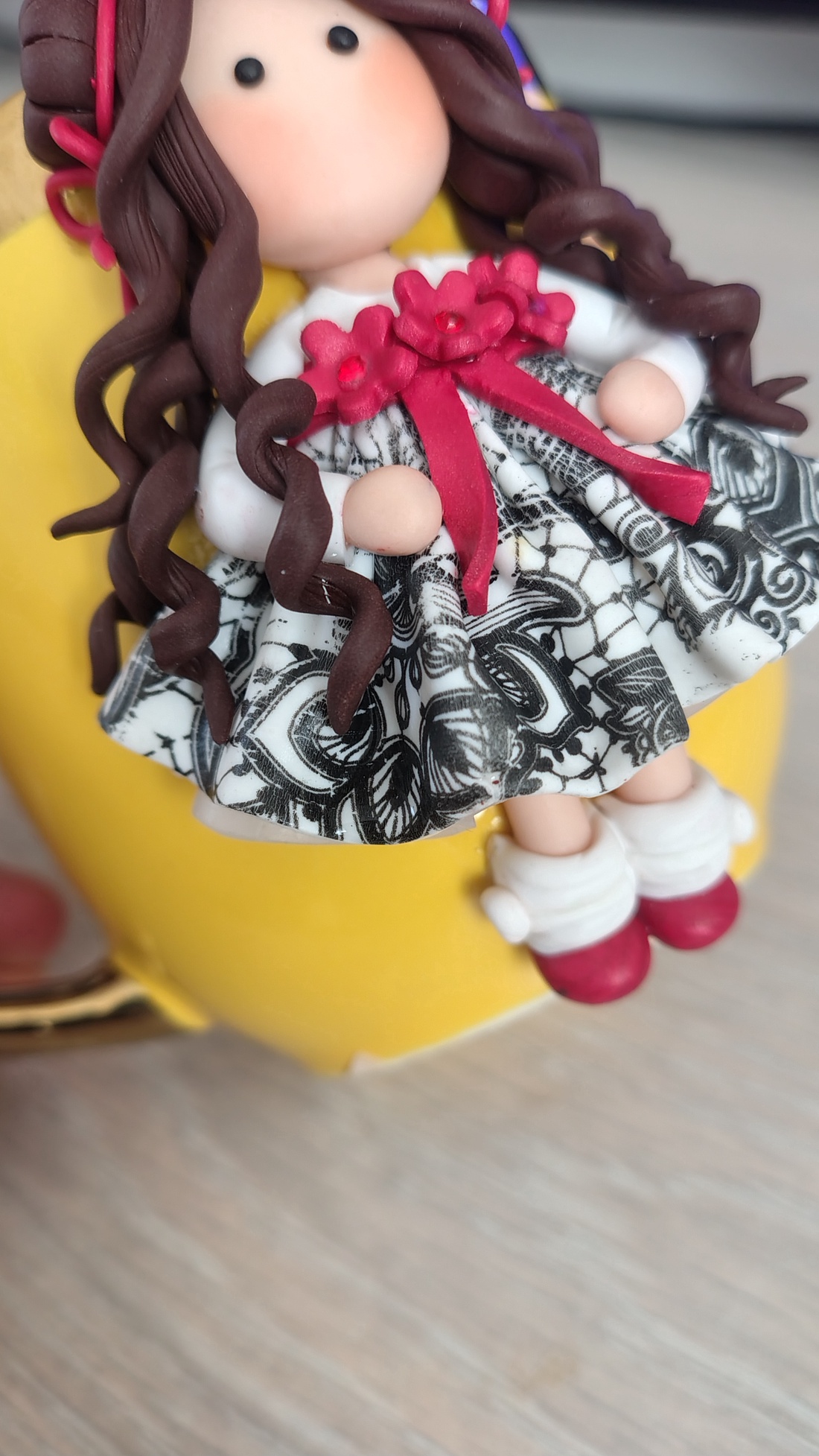 Cană fetiță cu două codițe � detaliu handmade din lut polimeric - casă & stil de viață - decorațiuni de casă - decorațiuni de pereți - capcană de vise - Artynos.ro