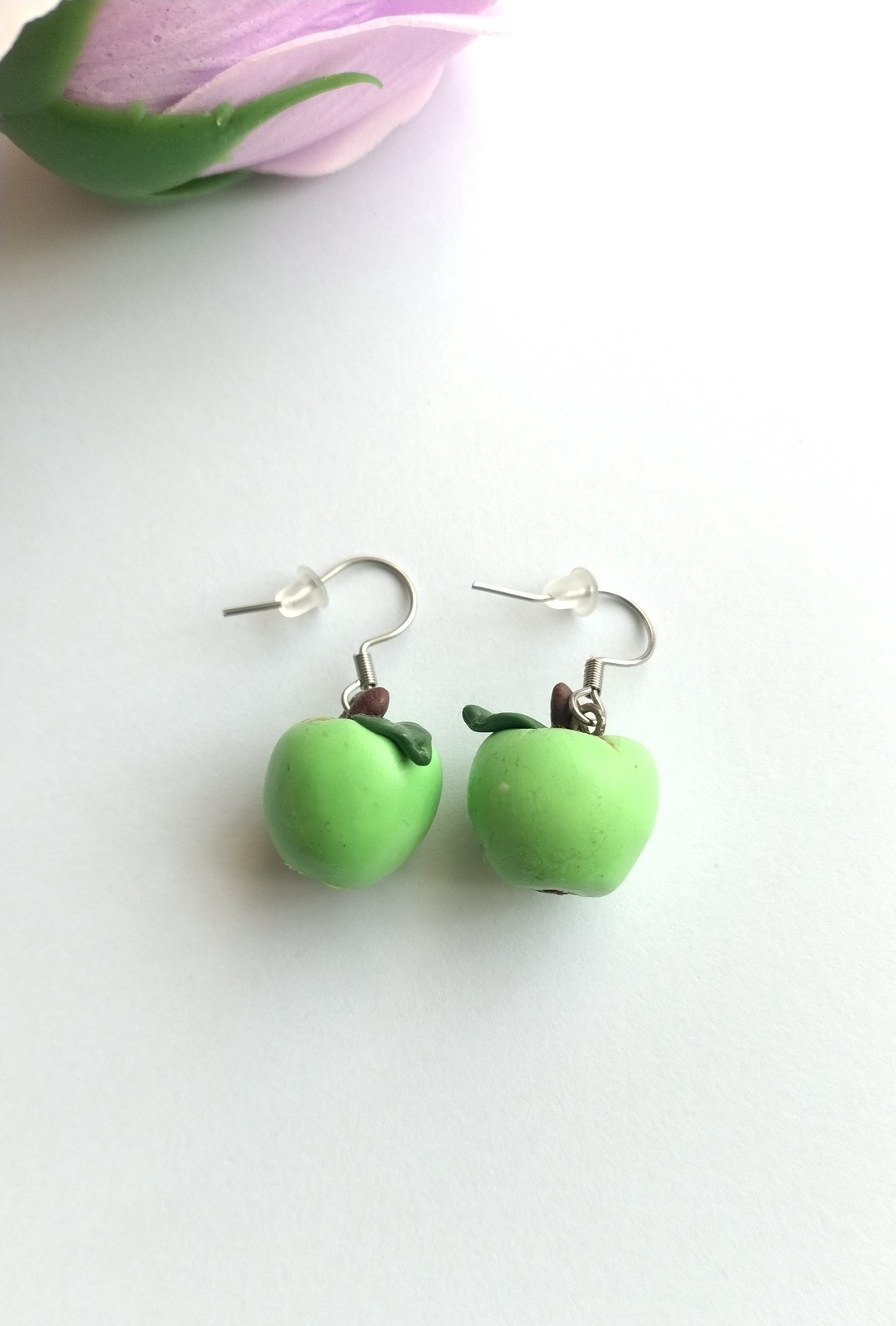 Cercei măr verde din lut polimeric � handmade jucăuș - bijuterii - cercei - cercei cu figurine - Artynos.ro