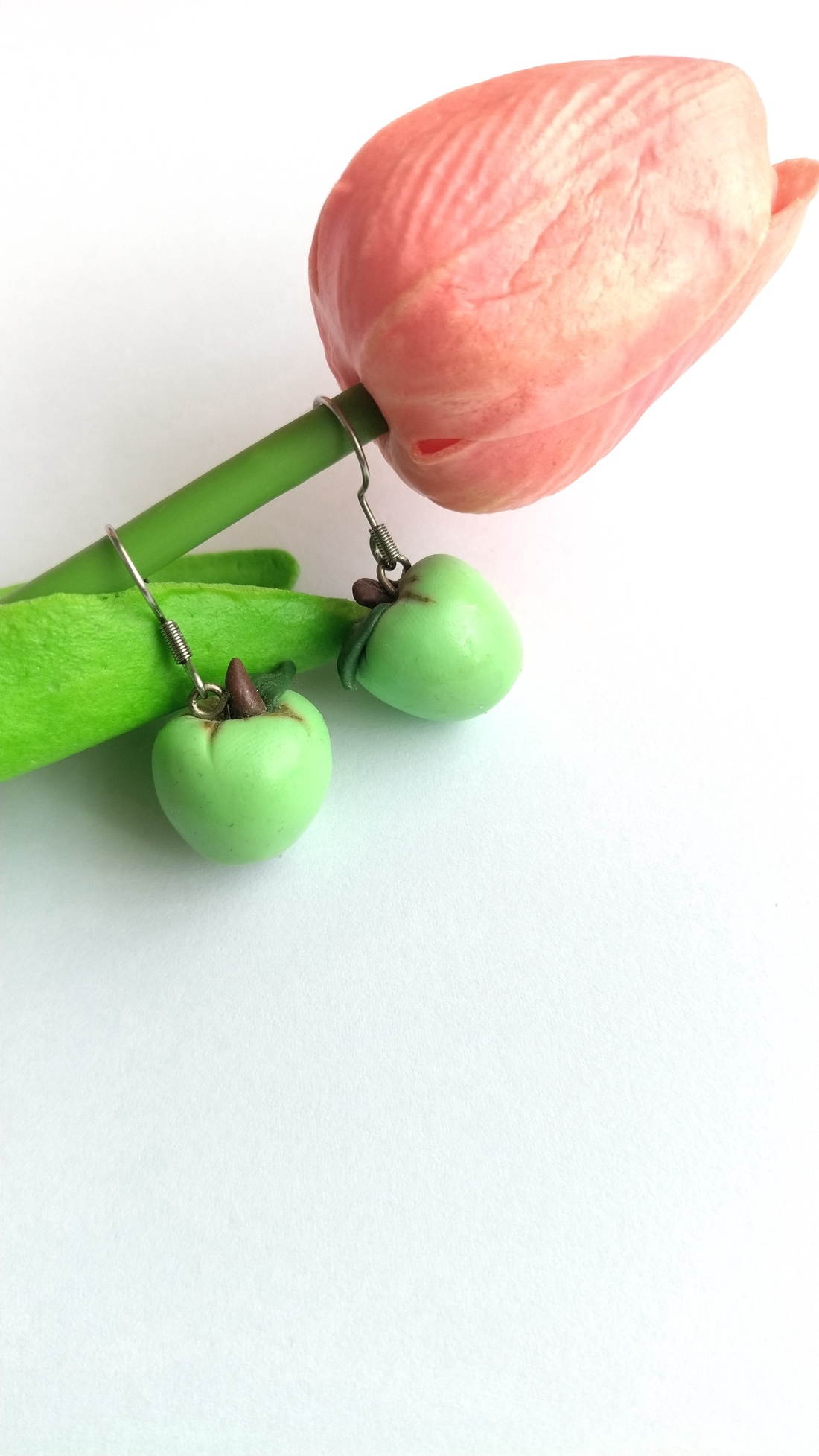 Cercei măr verde din lut polimeric � handmade jucăuș - bijuterii - cercei - cercei cu figurine - Artynos.ro