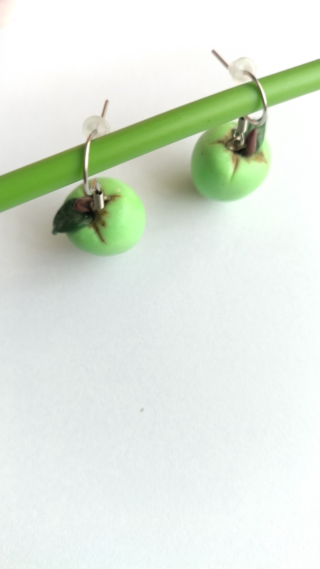 Cercei măr verde din lut polimeric � handmade jucăuș - bijuterii - cercei - cercei cu figurine - Artynos.ro