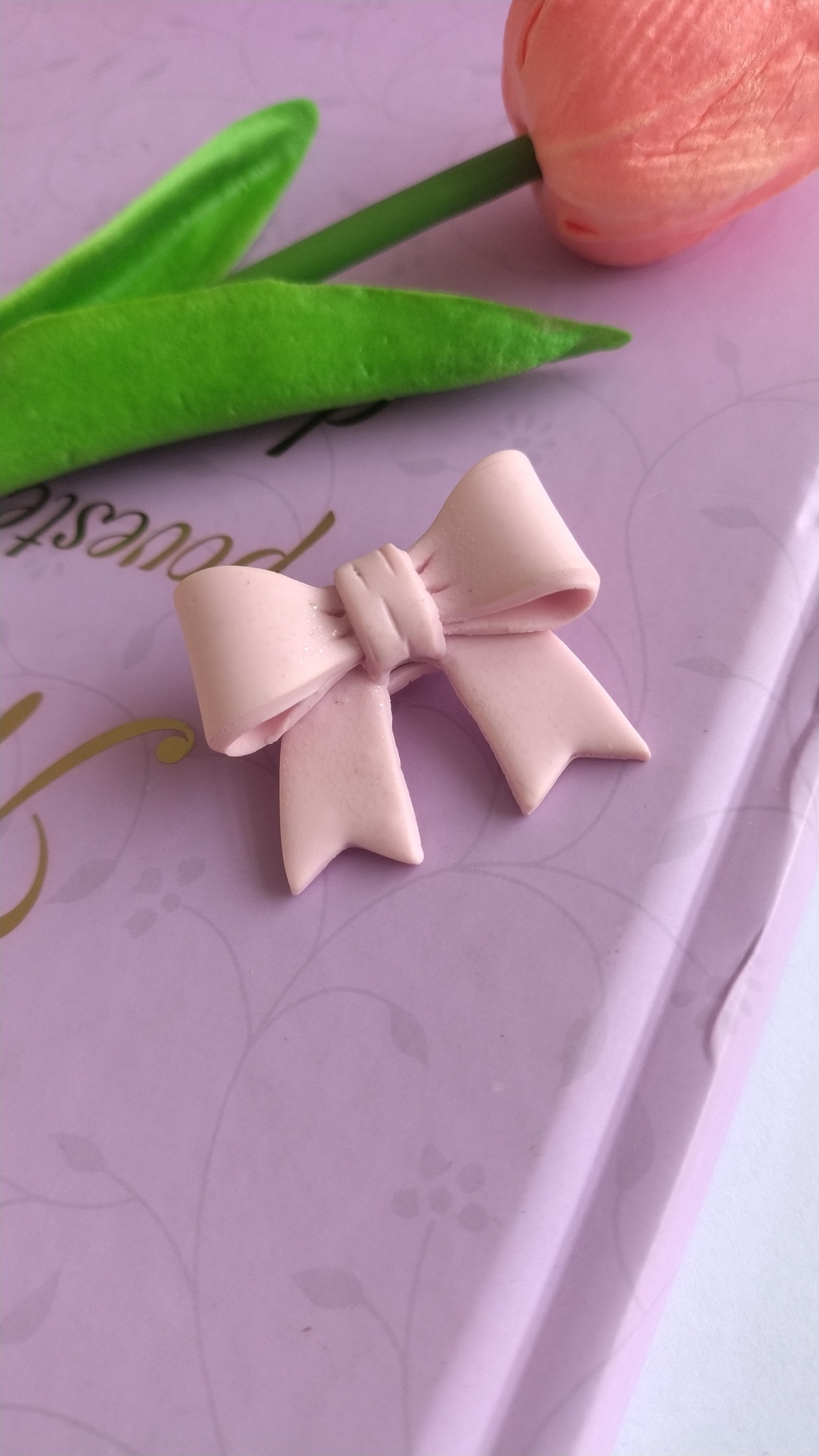 Broșă Fundiță Roz Pal din lut polimeric � accesoriu handmade delicat și elegant - bijuterii - broșe - Artynos.ro