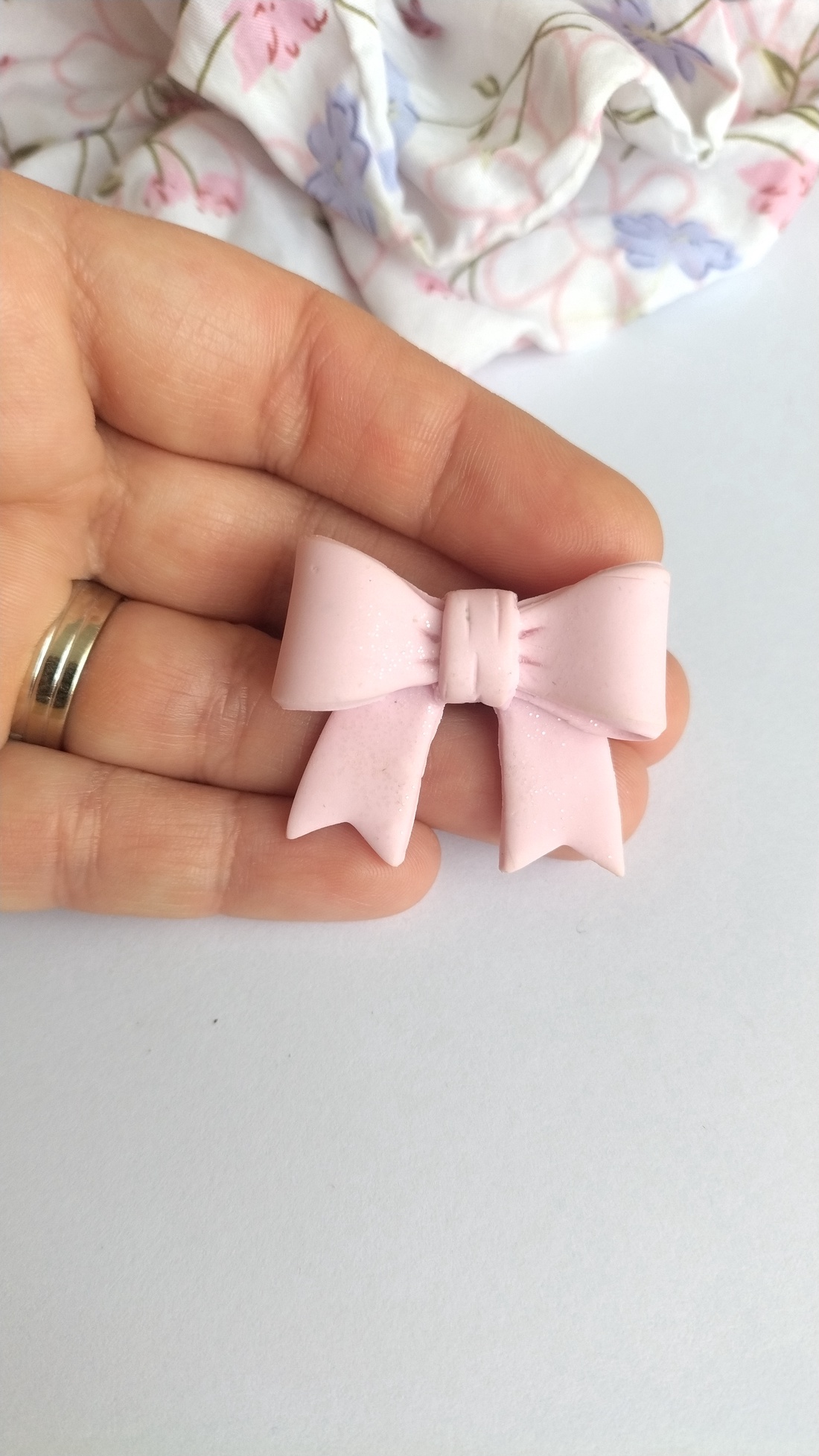 Broșă Fundiță Roz Pal din lut polimeric � accesoriu handmade delicat și elegant - bijuterii - broșe - Artynos.ro