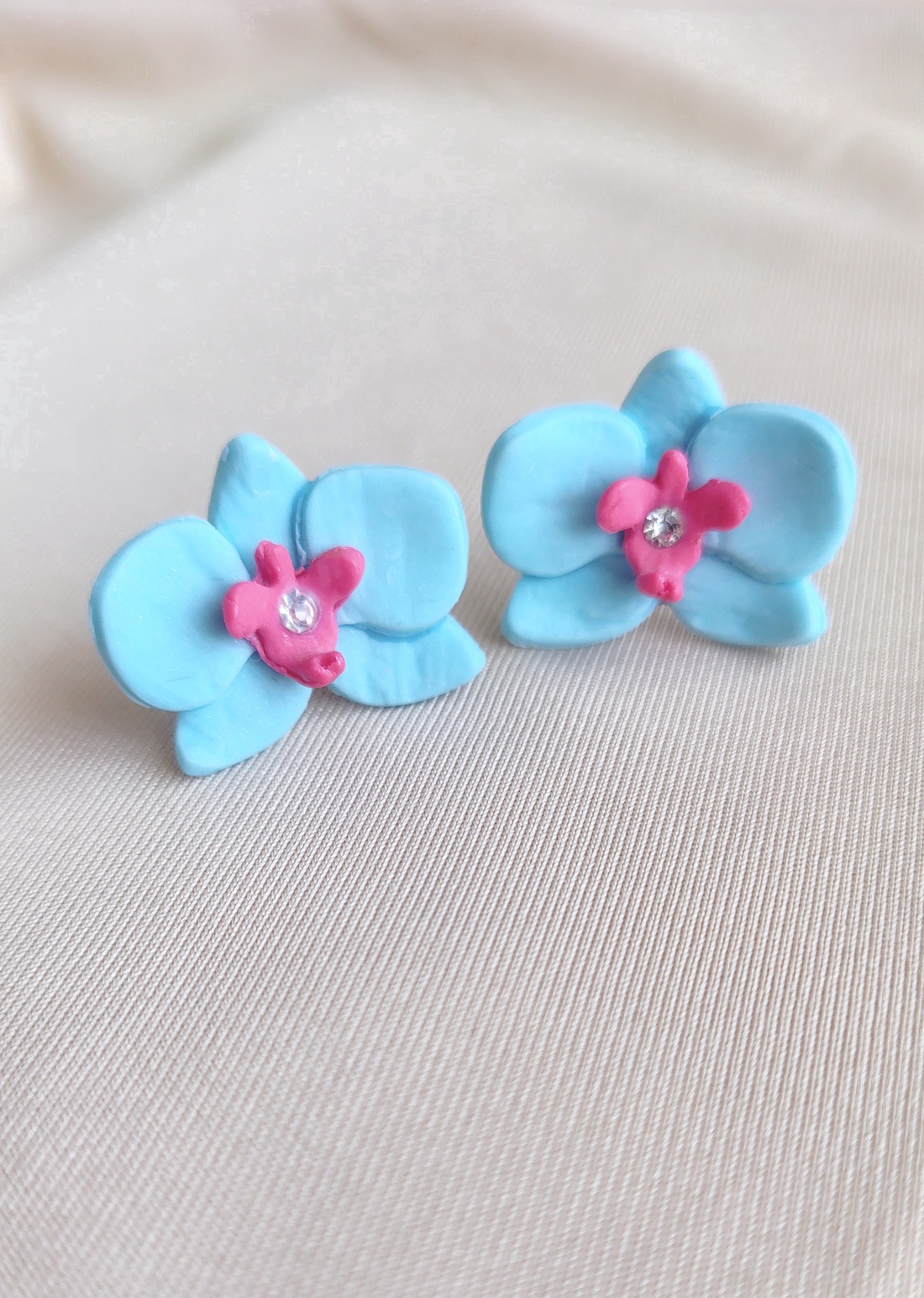 Cercei orhidee albaștri handmade din lut polimeric � cu centru roz, delicați și eleganți - bijuterii - cercei - cercei cu figurine - Artynos.ro