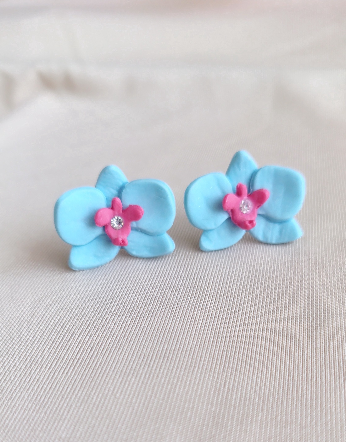 Cercei orhidee albaștri handmade din lut polimeric � cu centru roz, delicați și eleganți - bijuterii - cercei - cercei cu figurine - Artynos.ro