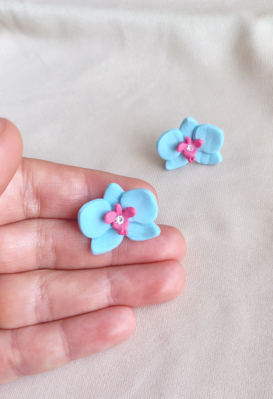 Cercei orhidee albaștri handmade din lut polimeric � cu centru roz, delicați și eleganți - bijuterii - cercei - cercei cu figurine - Artynos.ro