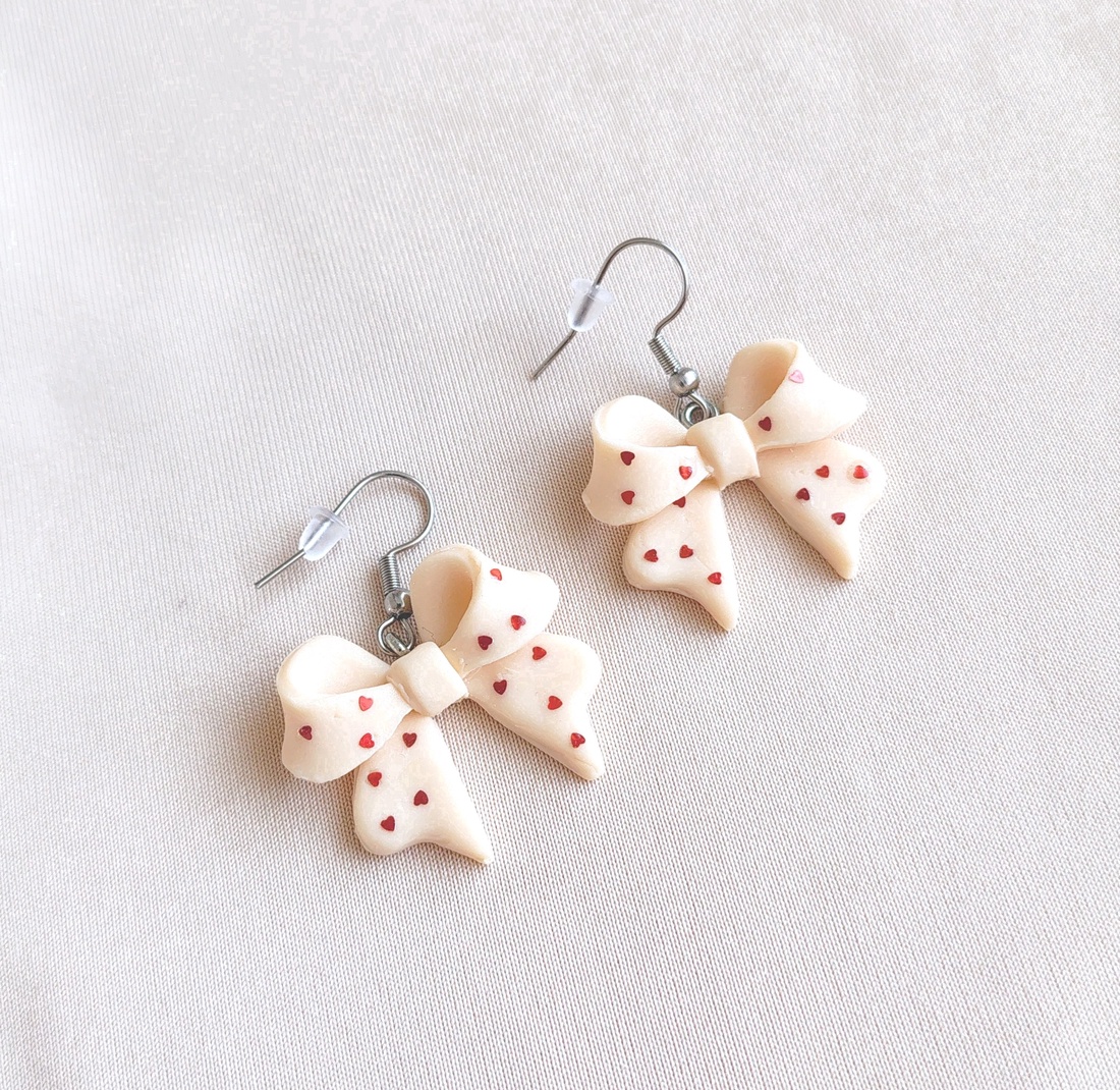 Cercei fundiță handmade din lut polimeric � cu inimioare roșii  - bijuterii - cercei - cercei cu figurine - Artynos.ro
