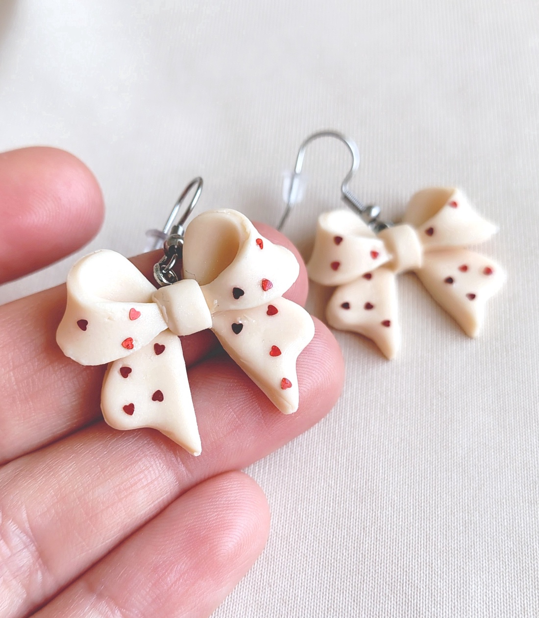 Cercei fundiță handmade din lut polimeric � cu inimioare roșii  - bijuterii - cercei - cercei cu figurine - Artynos.ro