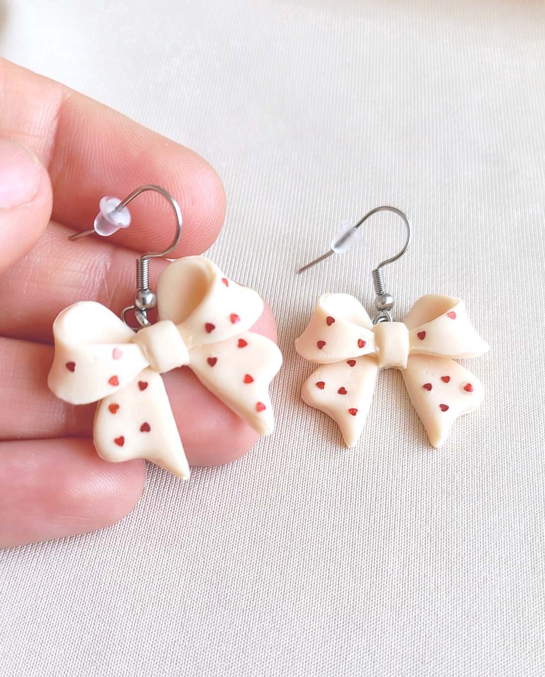 Cercei fundiță handmade din lut polimeric � cu inimioare roșii  - bijuterii - cercei - cercei cu figurine - Artynos.ro