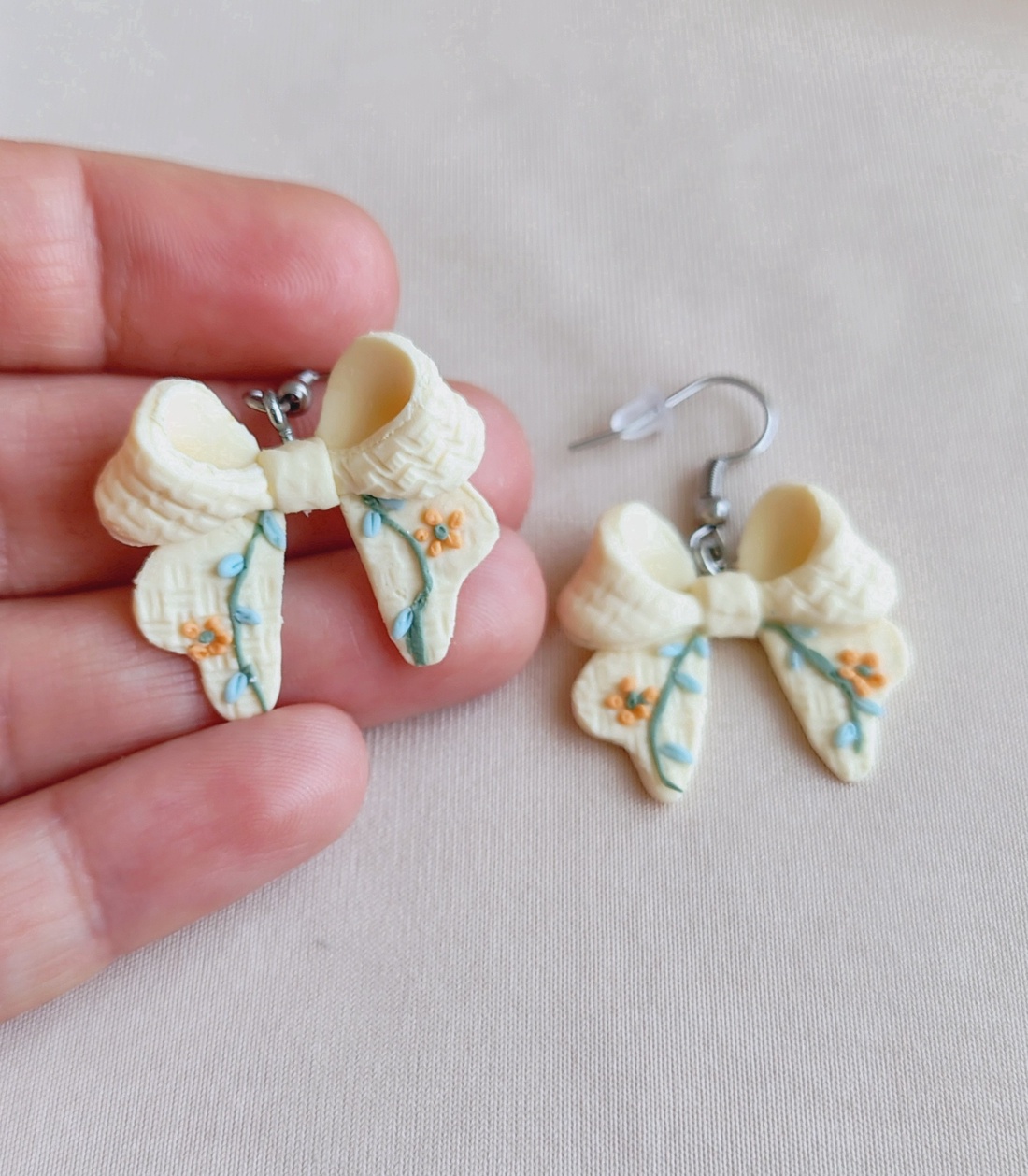 Cercei fundiță din lut polimeric, textură brodată � galben pal - bijuterii - cercei - cercei cu figurine - Artynos.ro